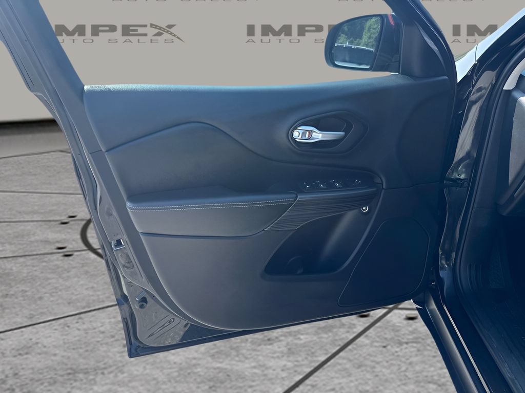 Used 2015 Jeep Cherokee Limited w/ Technology Group FWD image 20