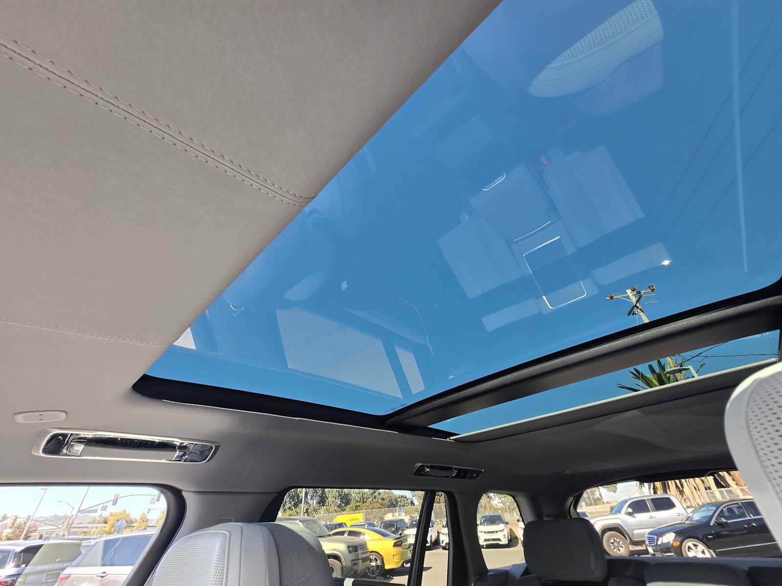 Used 2025 Land Rover Range Rover SV image 38