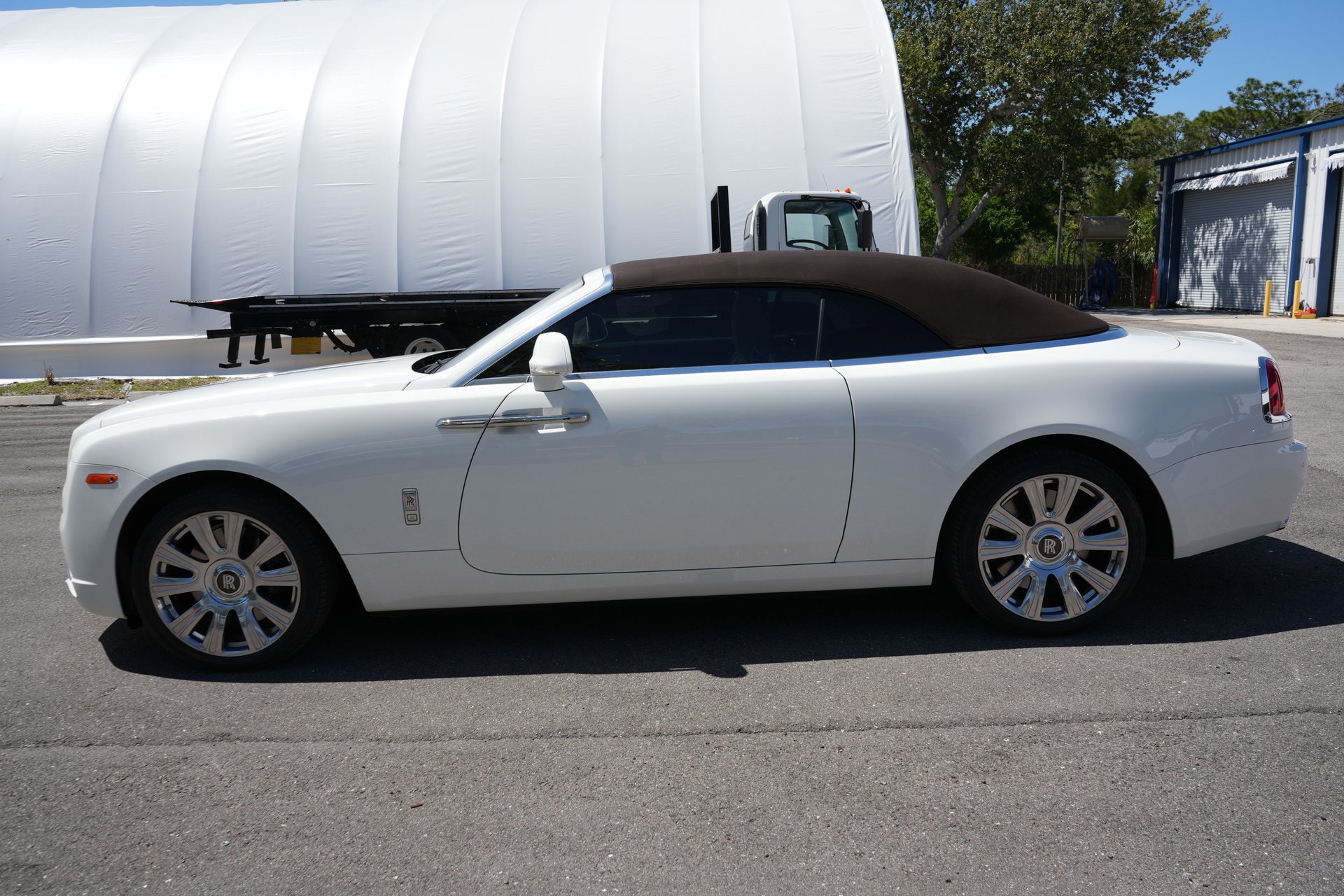 Used 2017 Rolls-Royce Dawn image 3