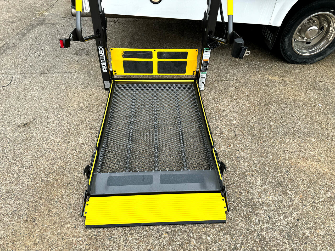 Used 2012 Ford F550 2WD Regular Cab Super Duty w/ Payload Upgrade Pkg image 4