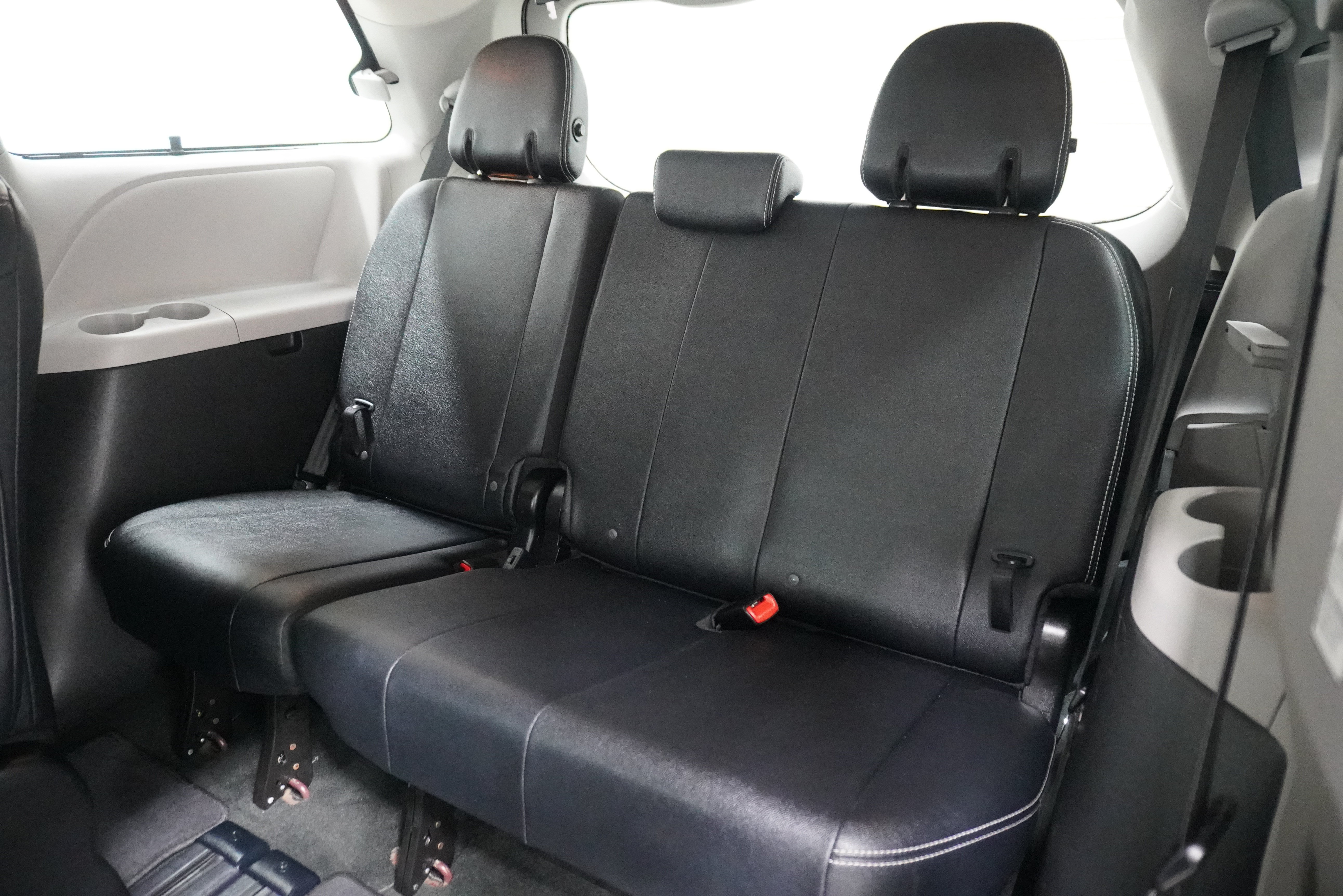 Used 2016 Toyota Sienna SE FWD image 14