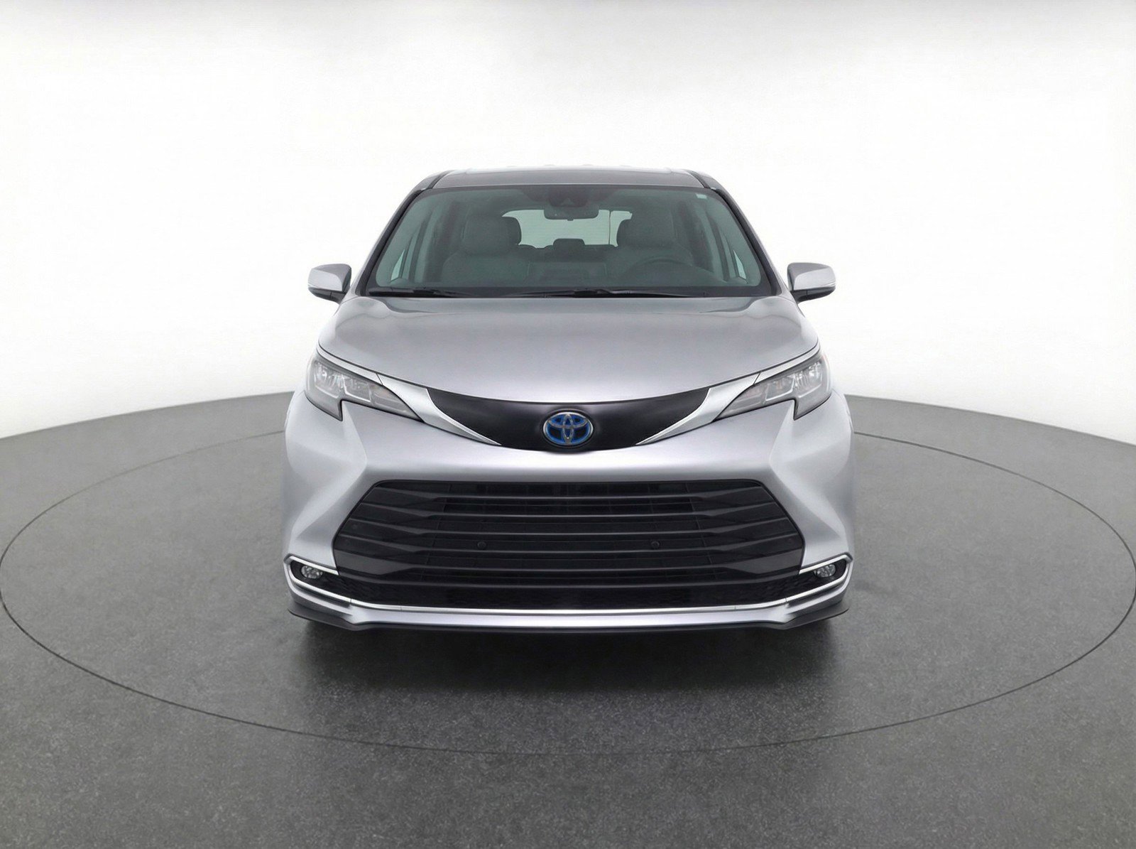 Used 2024 Toyota Sienna XLE image 2