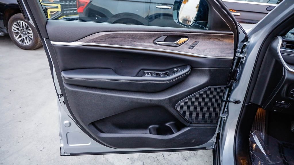 Certified 2024 Jeep Grand Cherokee Limited image 24