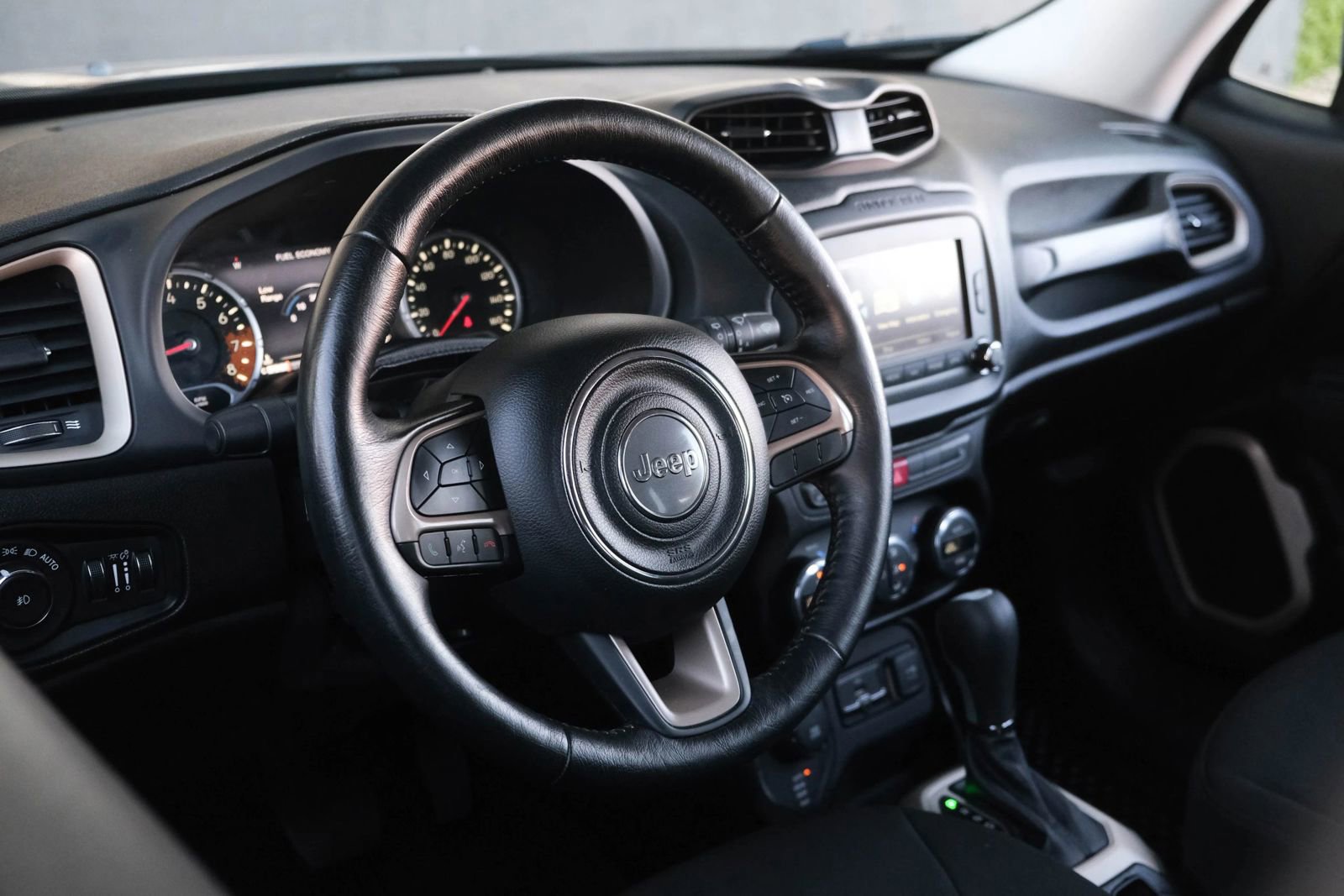 Used 2017 Jeep Renegade Latitude image 23