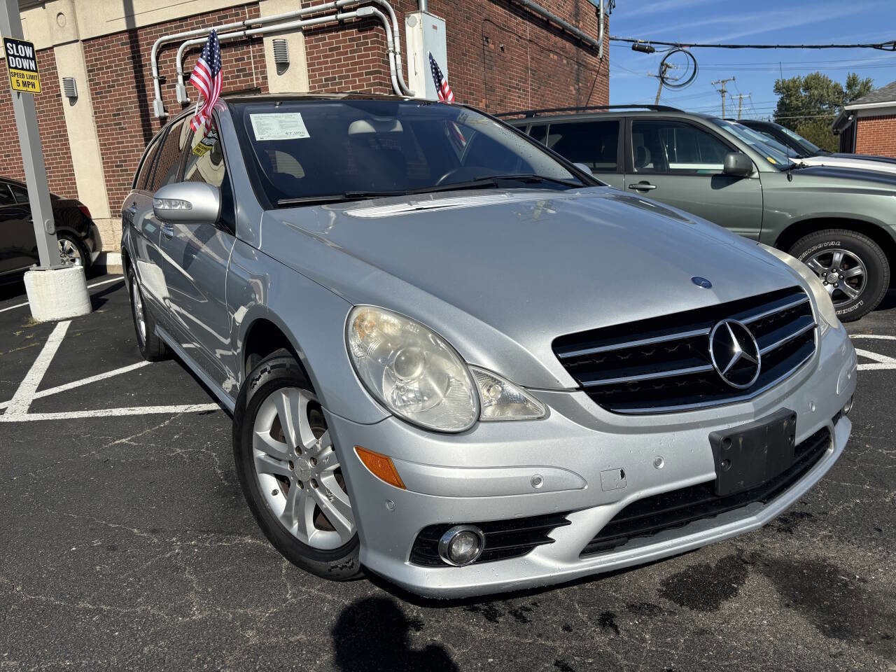 Used 2009 Mercedes-Benz R 350 4MATIC image 1