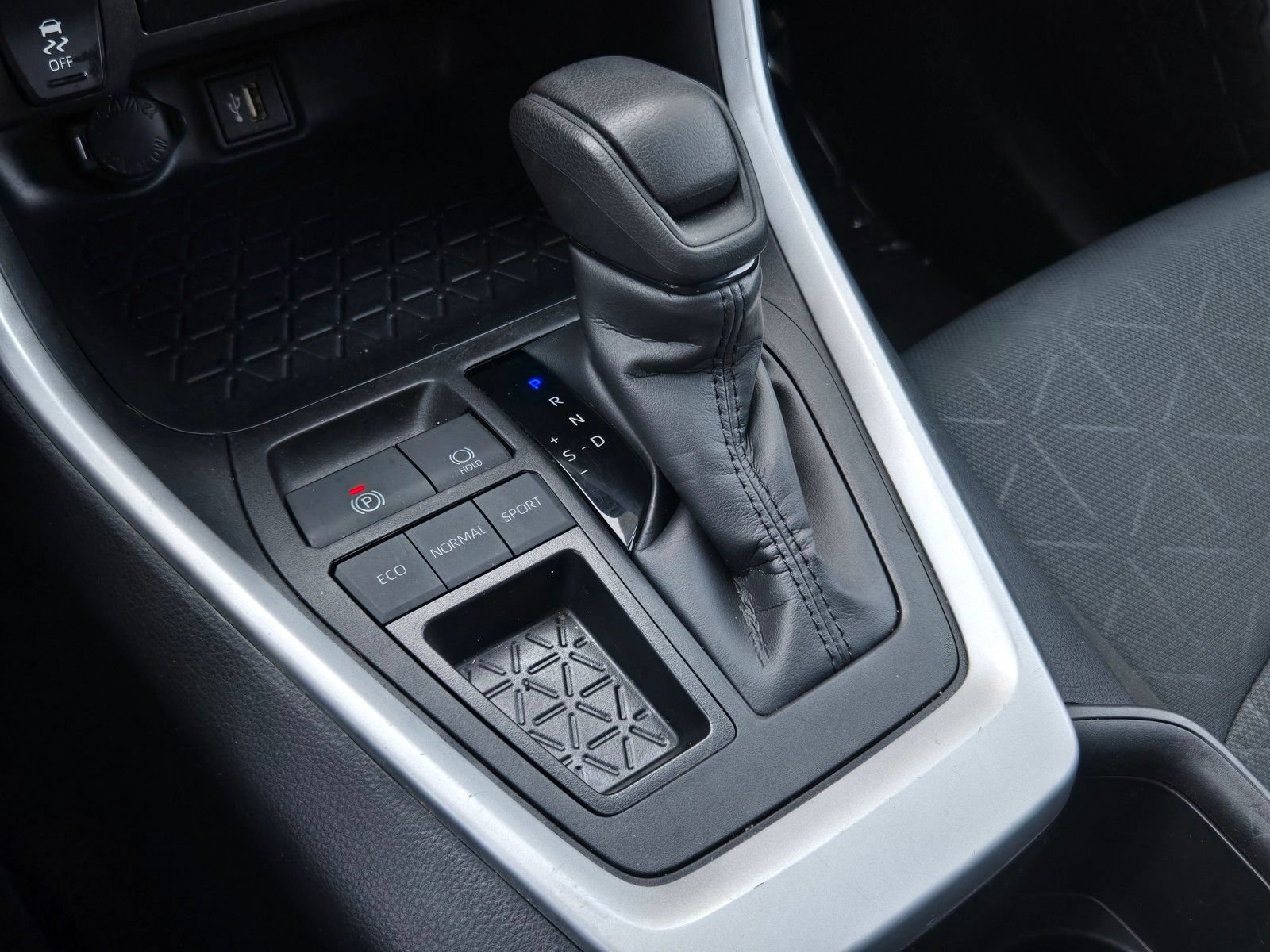 Certified 2025 Toyota RAV4 XLE FWD image 16