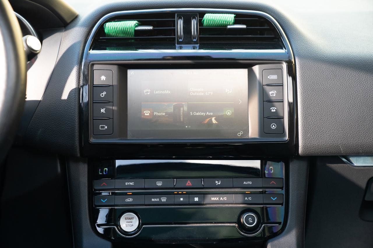 Used 2017 Jaguar F-PACE Premium image 33