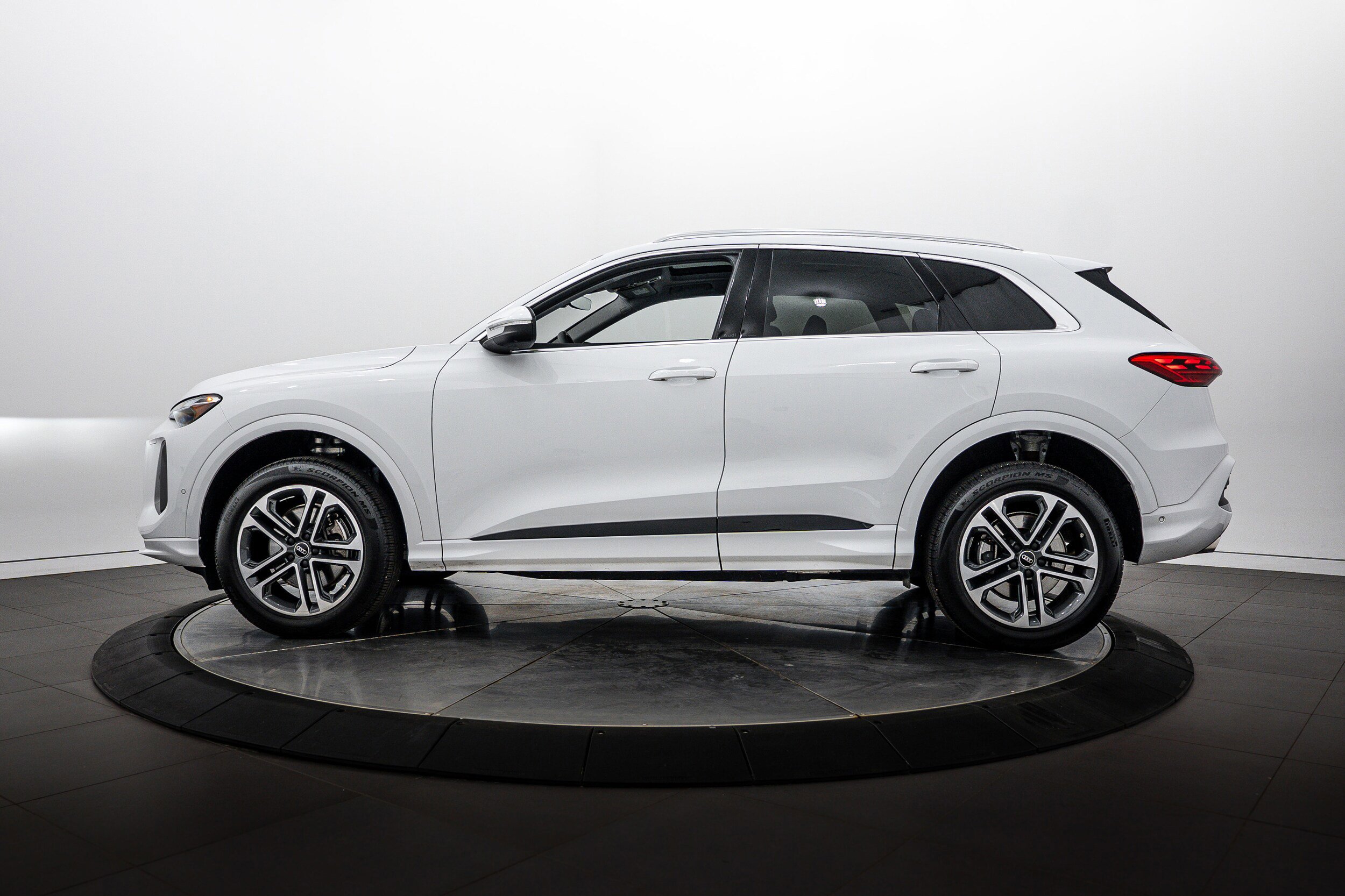 Used 2025 Audi Q5 Premium w/ Convenience Package AWD/4WD image 6