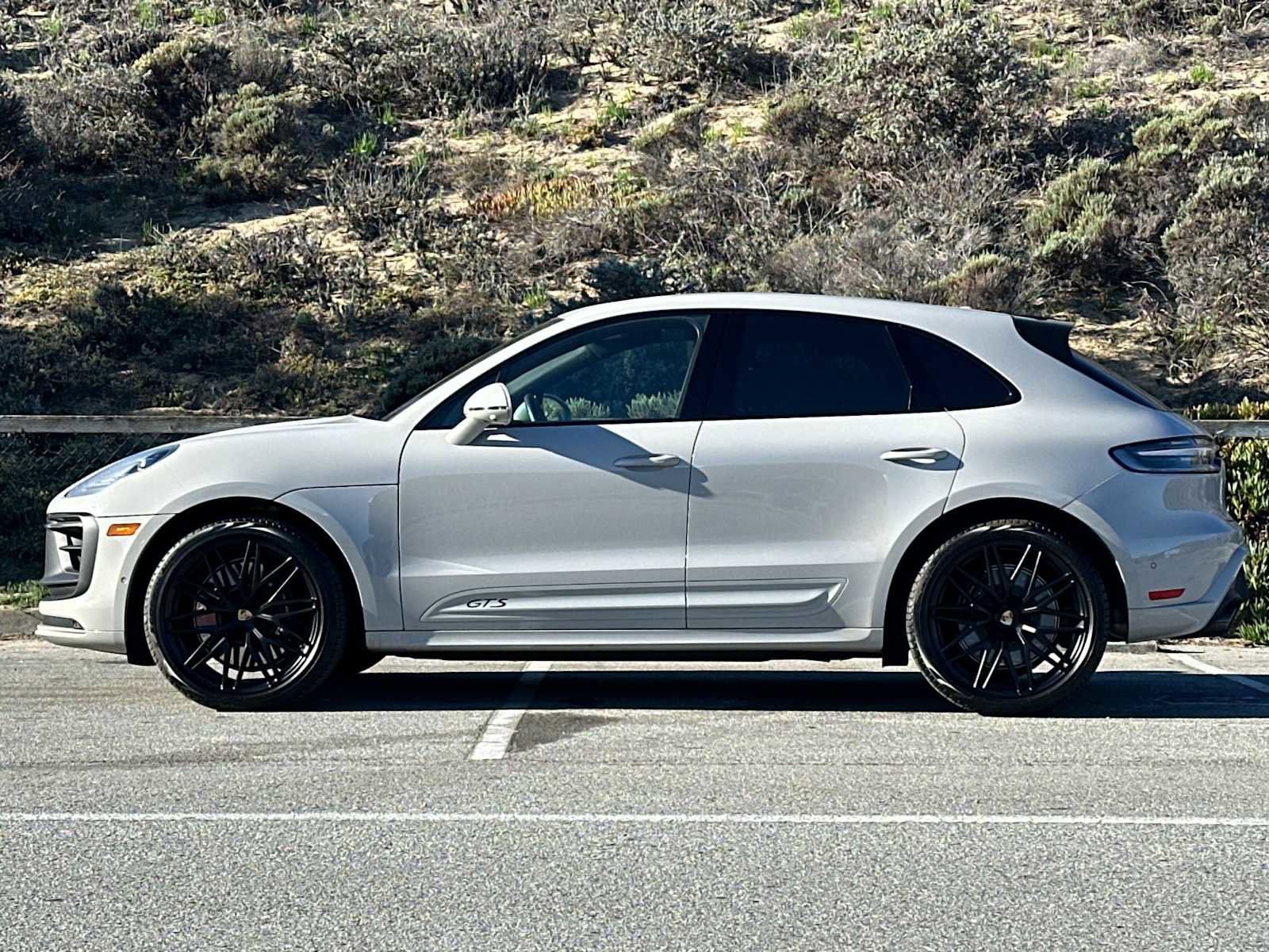 Certified 2025 Porsche Macan GTS image 2