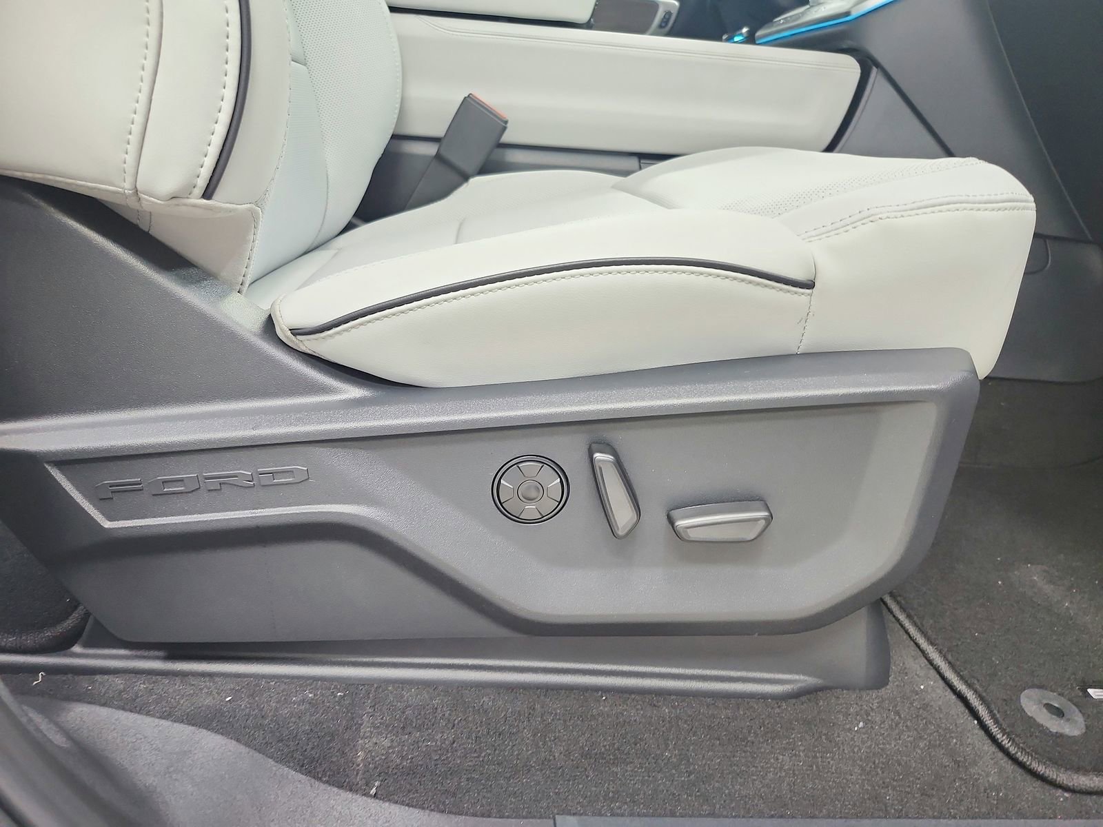 New 2026 Ford Expedition Platinum image 43