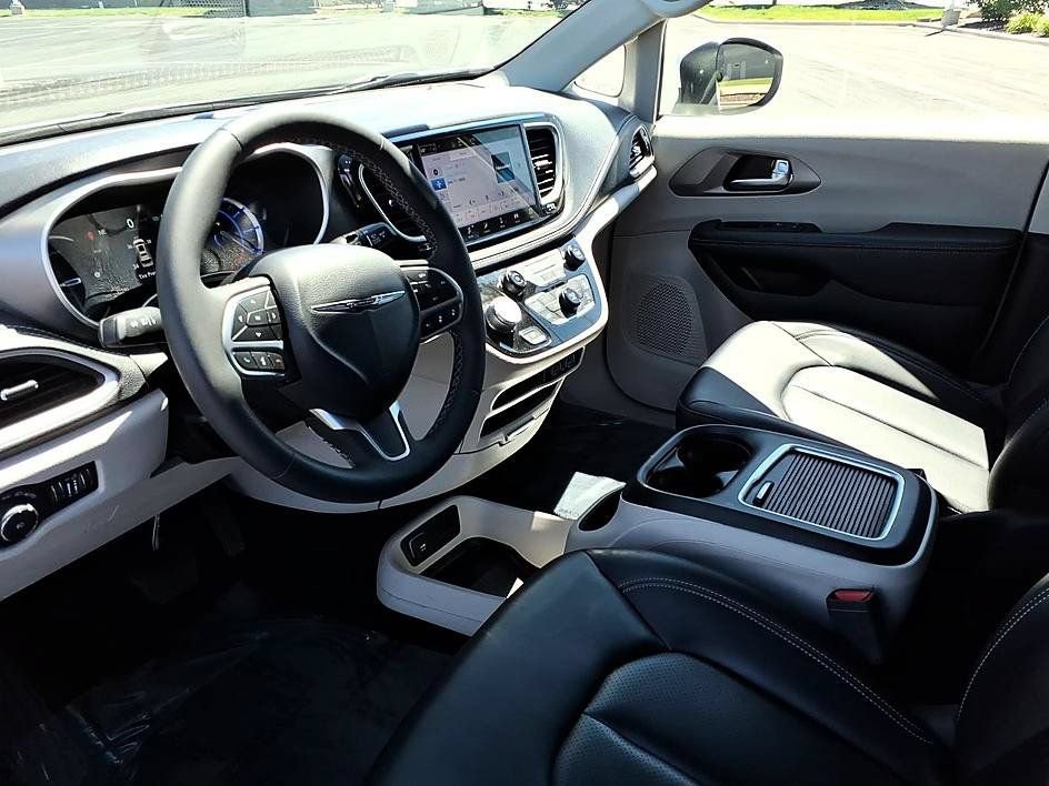 Used 2023 Chrysler Pacifica Touring-L FWD image 16
