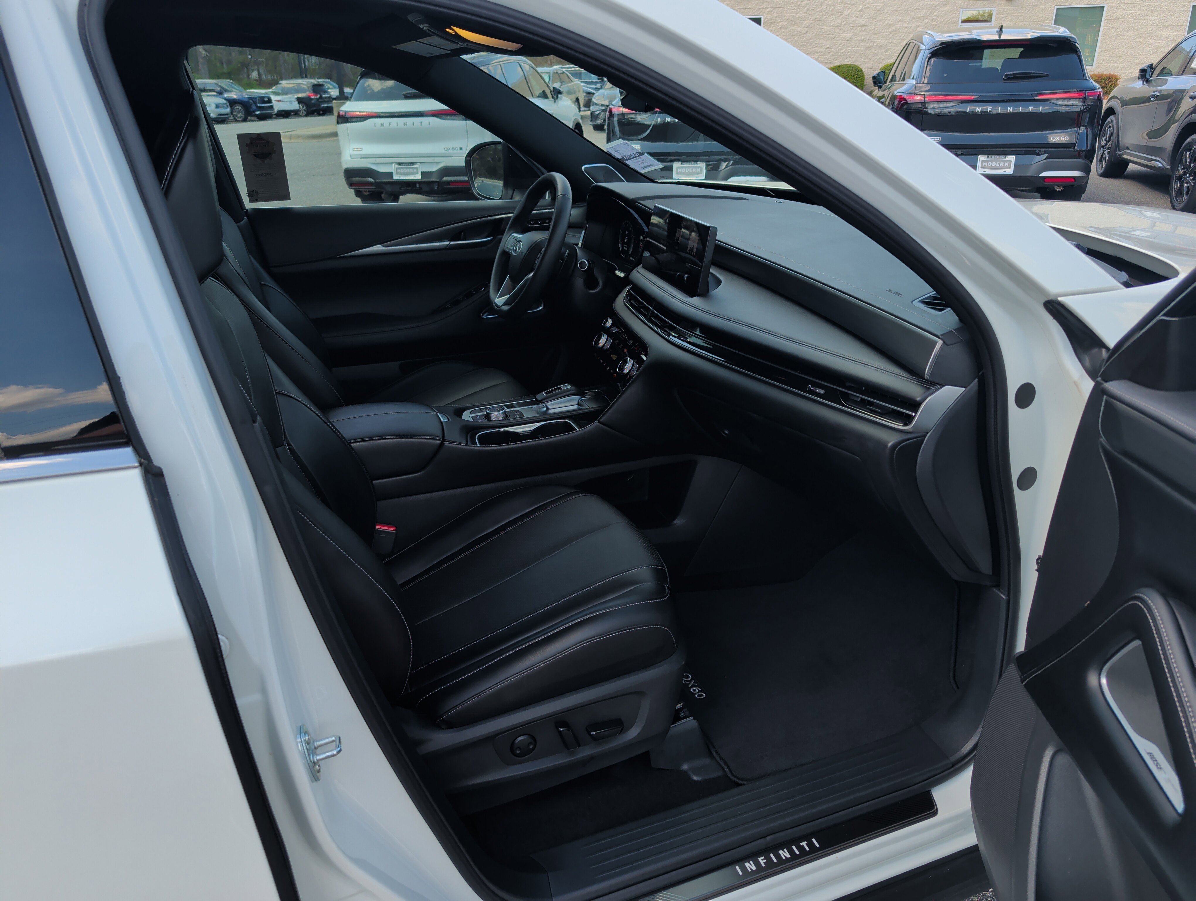 Used 2025 INFINITI QX60 Luxe w/ Black Edition image 12