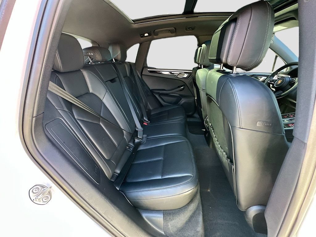 Certified 2023 Porsche Macan AWD/4WD image 29