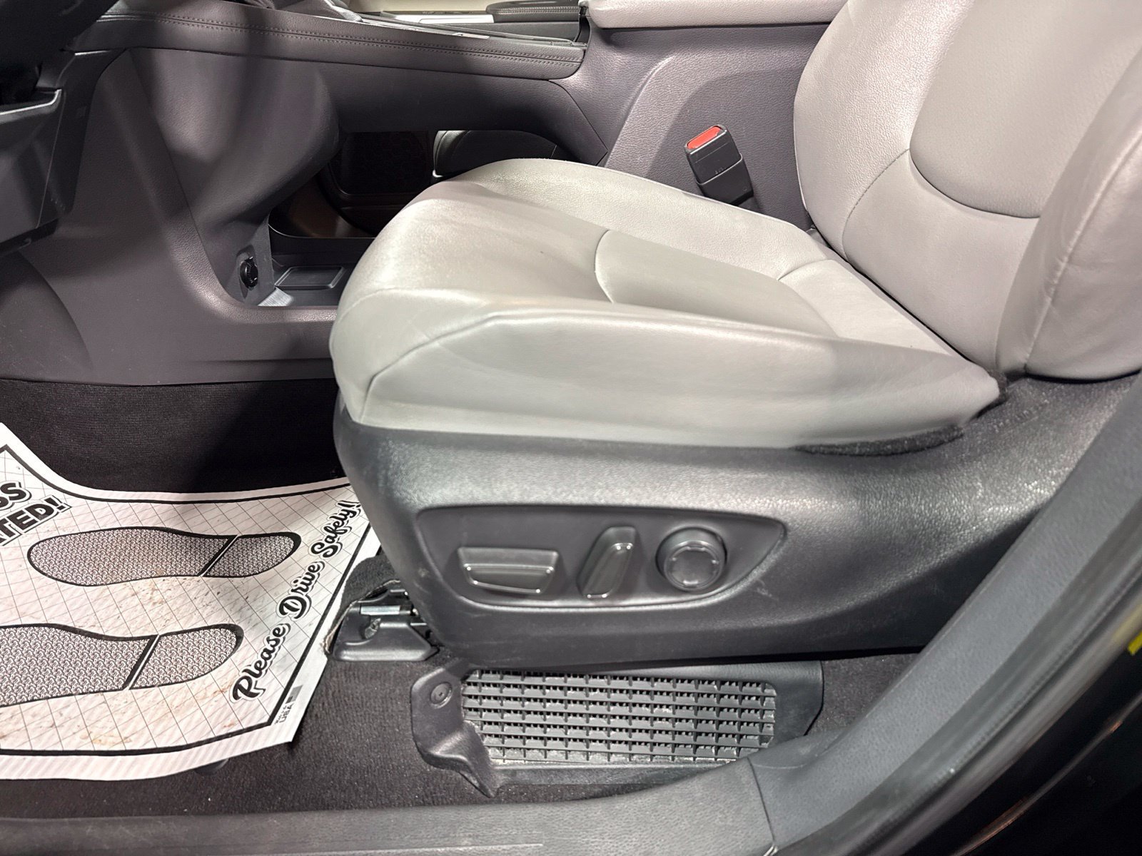 Used 2024 Toyota Sienna XLE FWD image 26