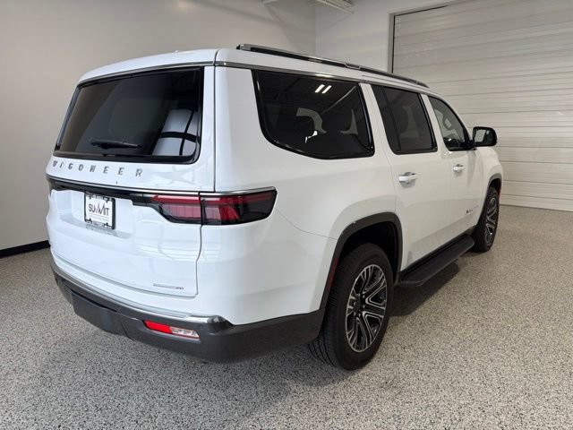Used 2022 Jeep Wagoneer Series III AWD/4WD image 3