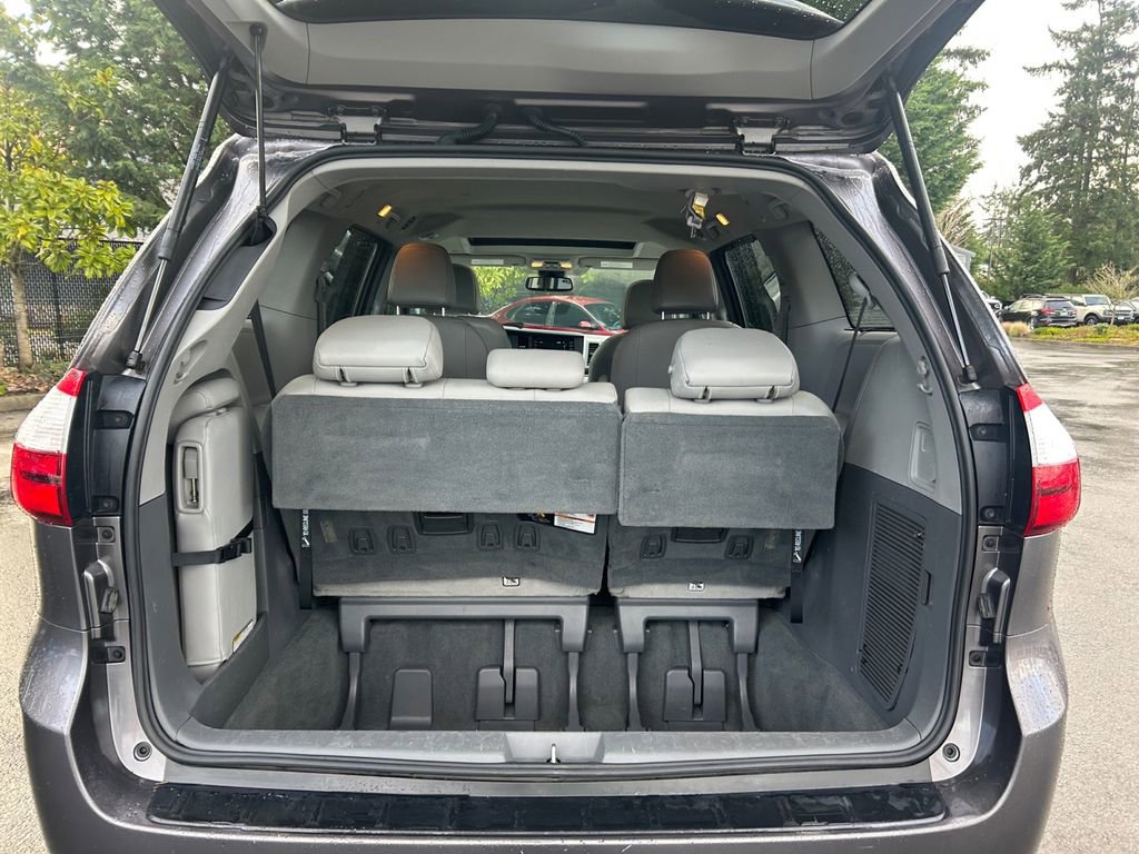 Used 2019 Toyota Sienna XLE FWD image 24
