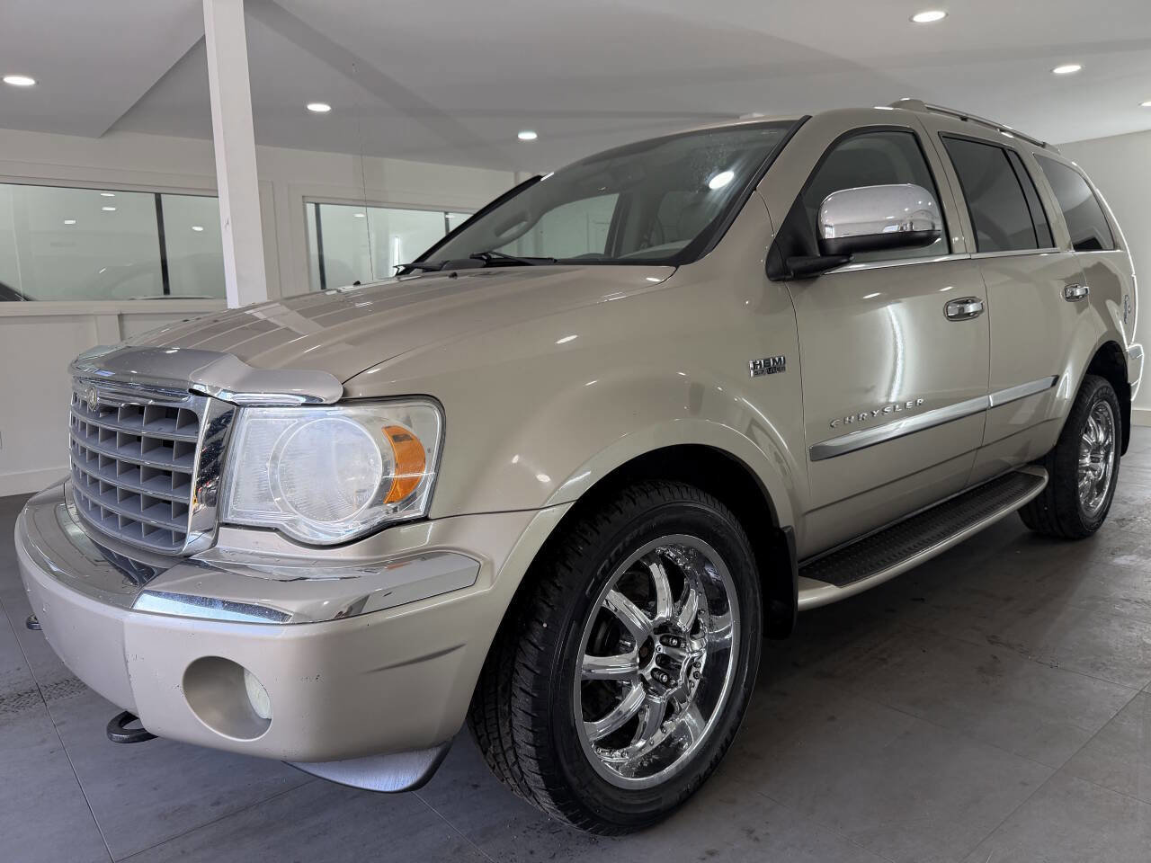Used 2008 Chrysler Aspen Limited image 1
