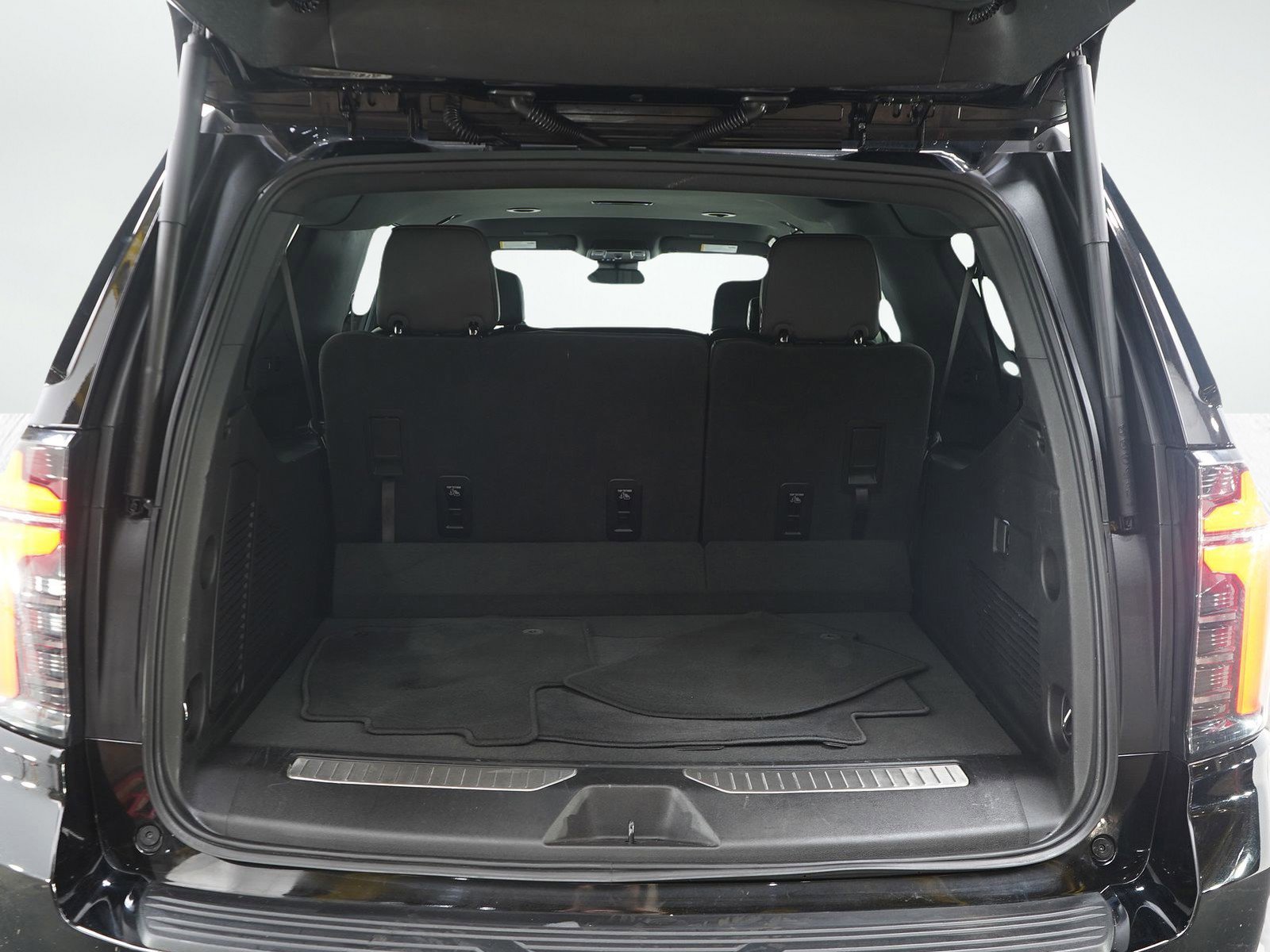 Used 2025 Chevrolet Suburban Z71 AWD/4WD image 9