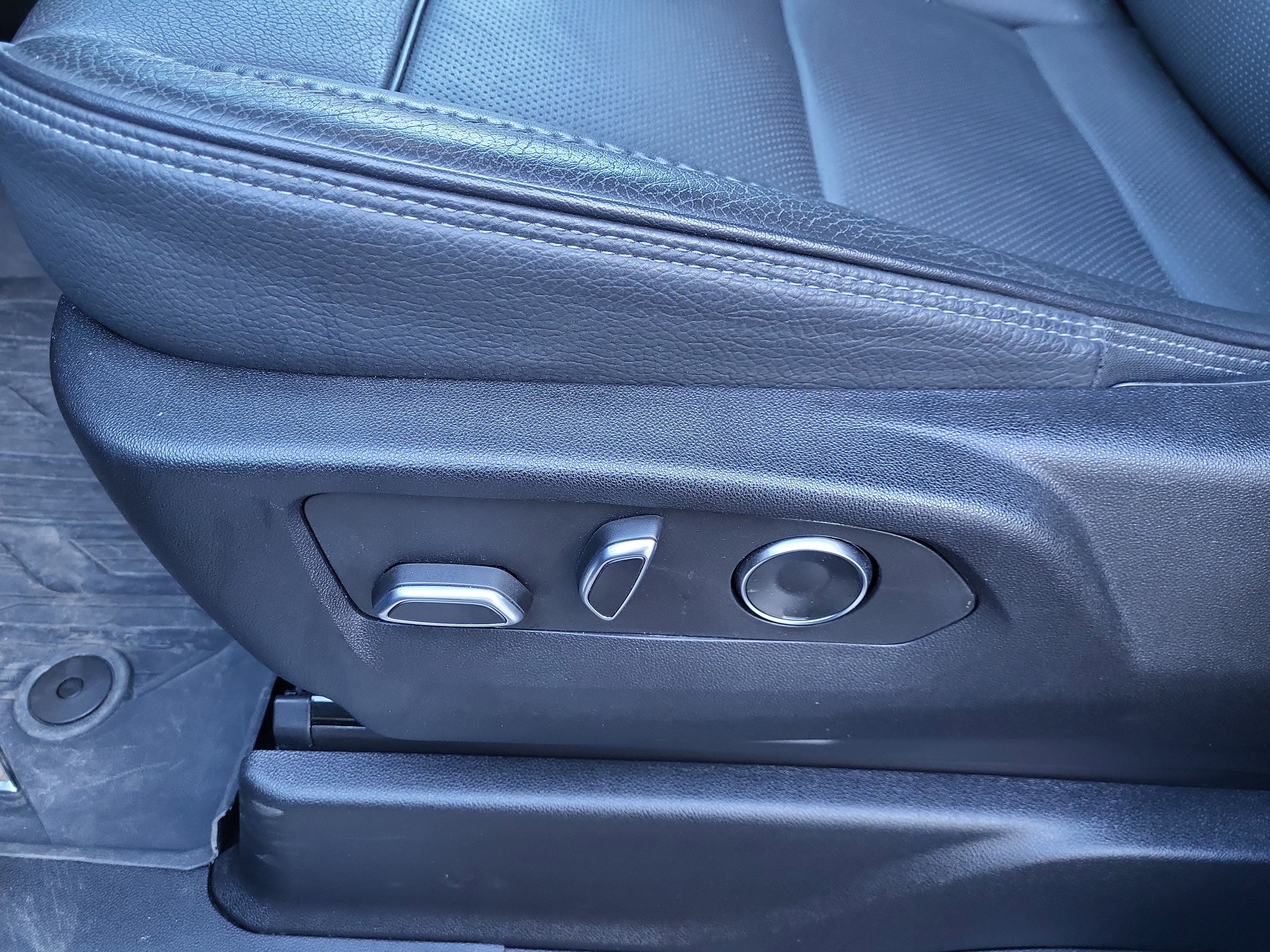 Used 2024 GMC Yukon Denali w/ Advanced Technology Package image 14