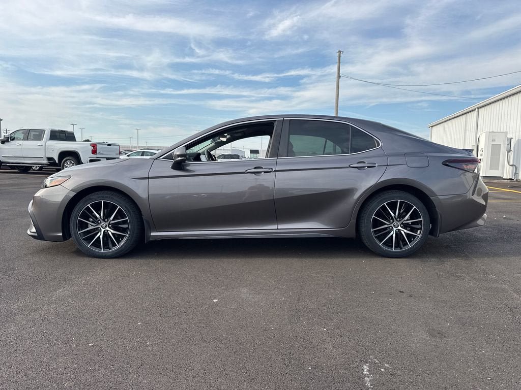 Used 2023 Toyota Camry SE FWD image 3