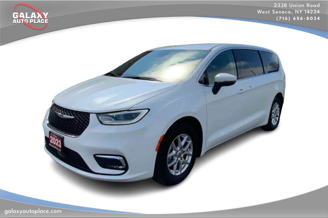 Used 2023 Chrysler Pacifica Touring-L FWD image 1