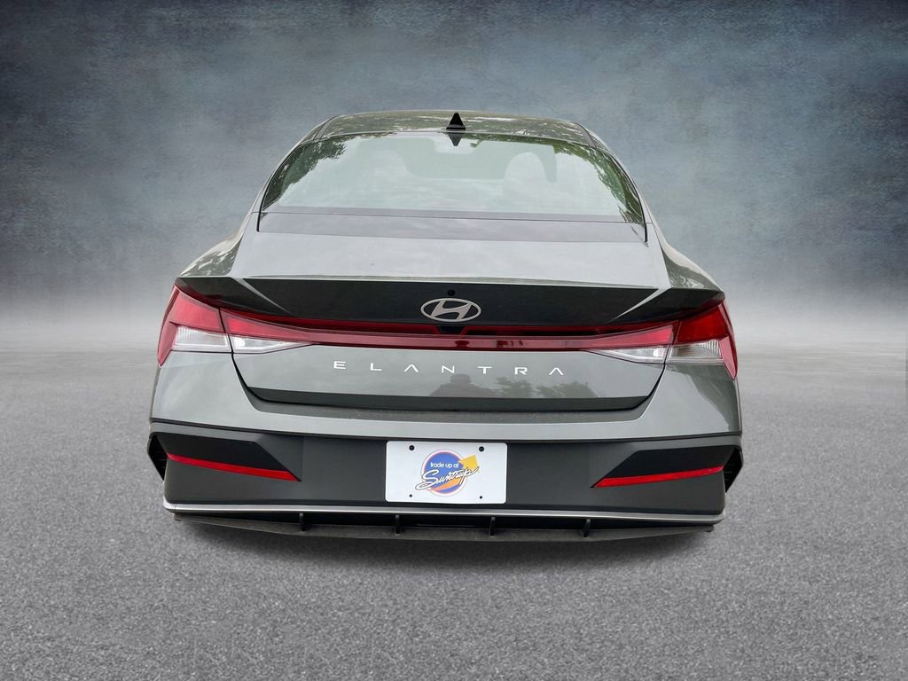 Used 2025 Hyundai Elantra SE image 30
