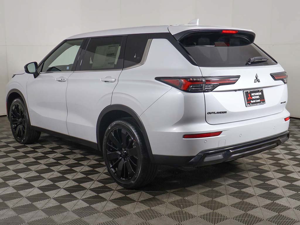 New 2026 Mitsubishi Outlander LE AWD/4WD image 11