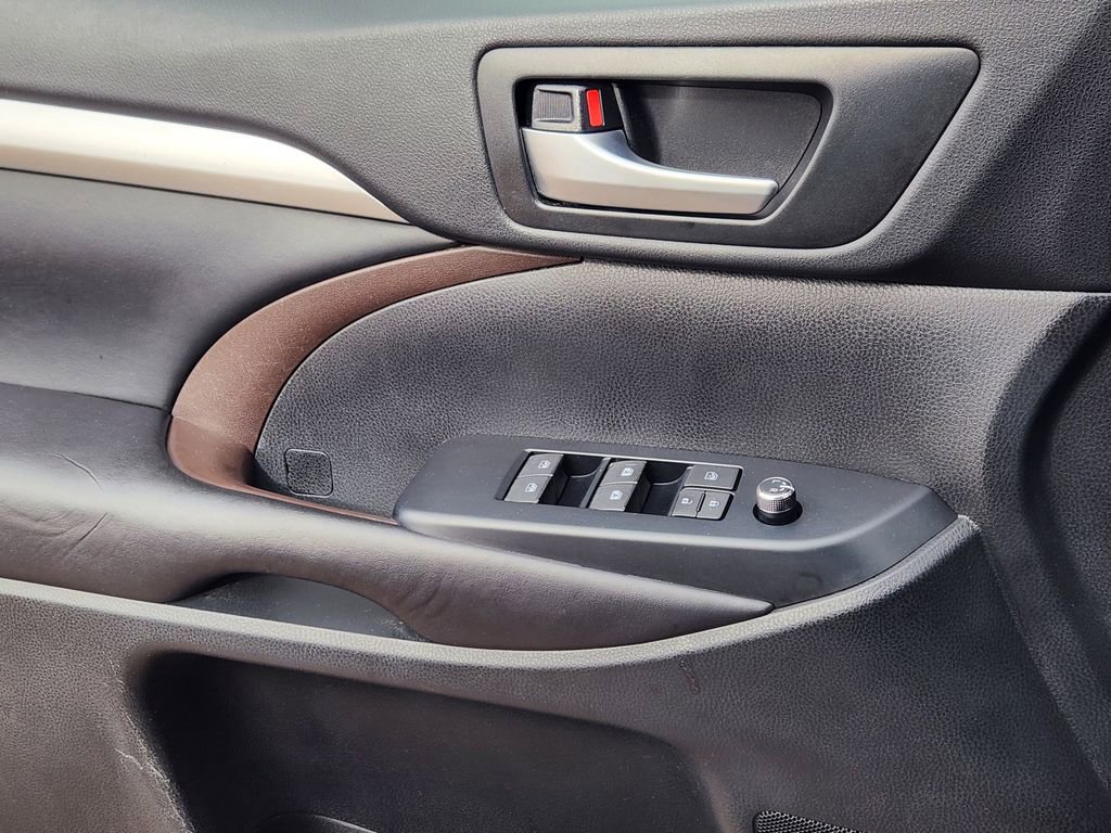 Used 2018 Toyota Highlander XLE image 22