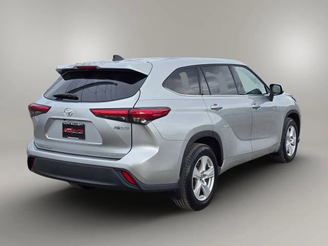 Used 2022 Toyota Highlander LE AWD/4WD image 5