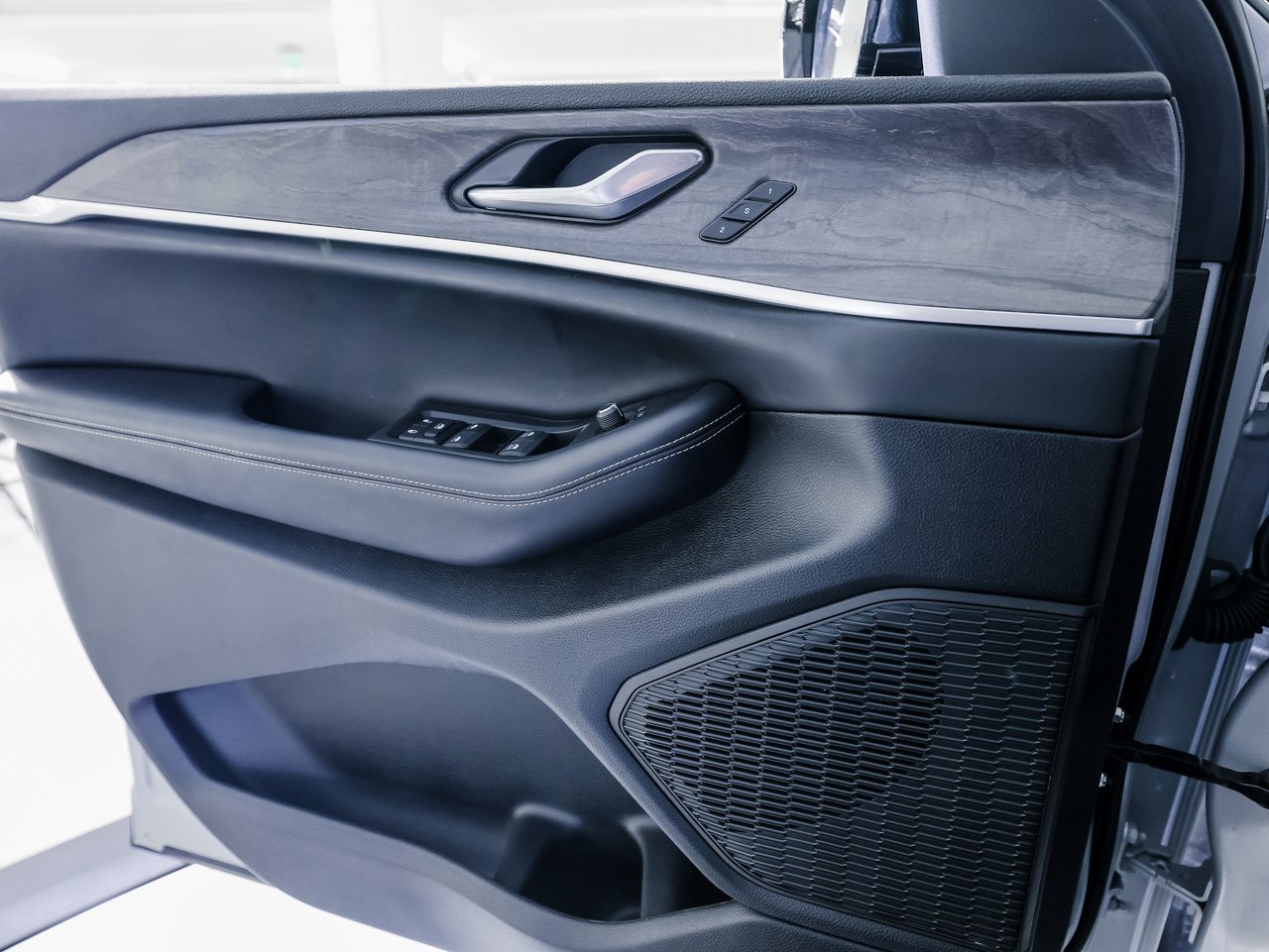 Used 2024 Jeep Grand Cherokee Limited w/ Black Appearance Package image 23