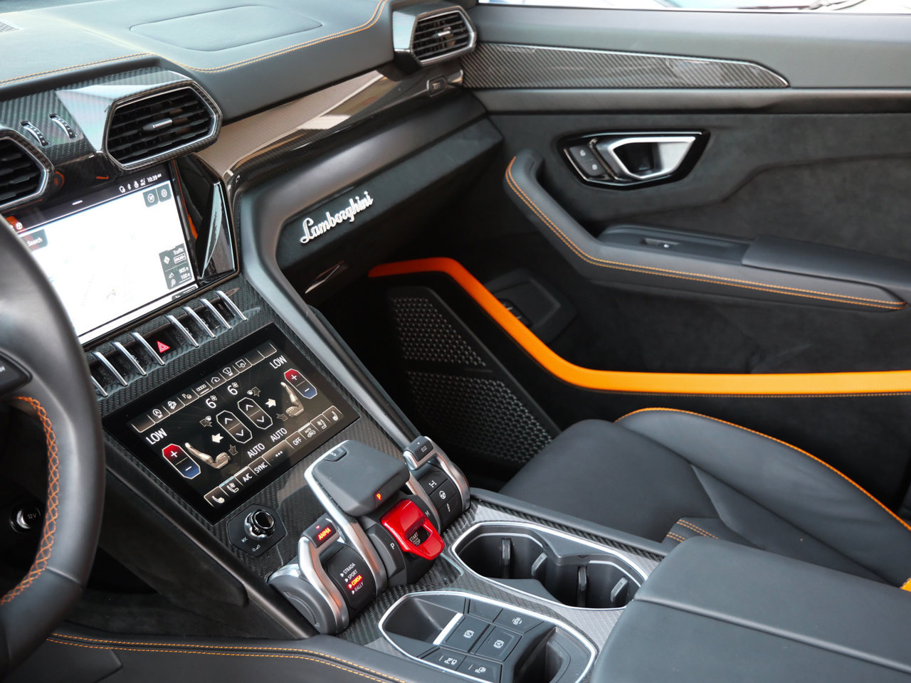 Used 2024 Lamborghini Urus Performante AWD/4WD image 27