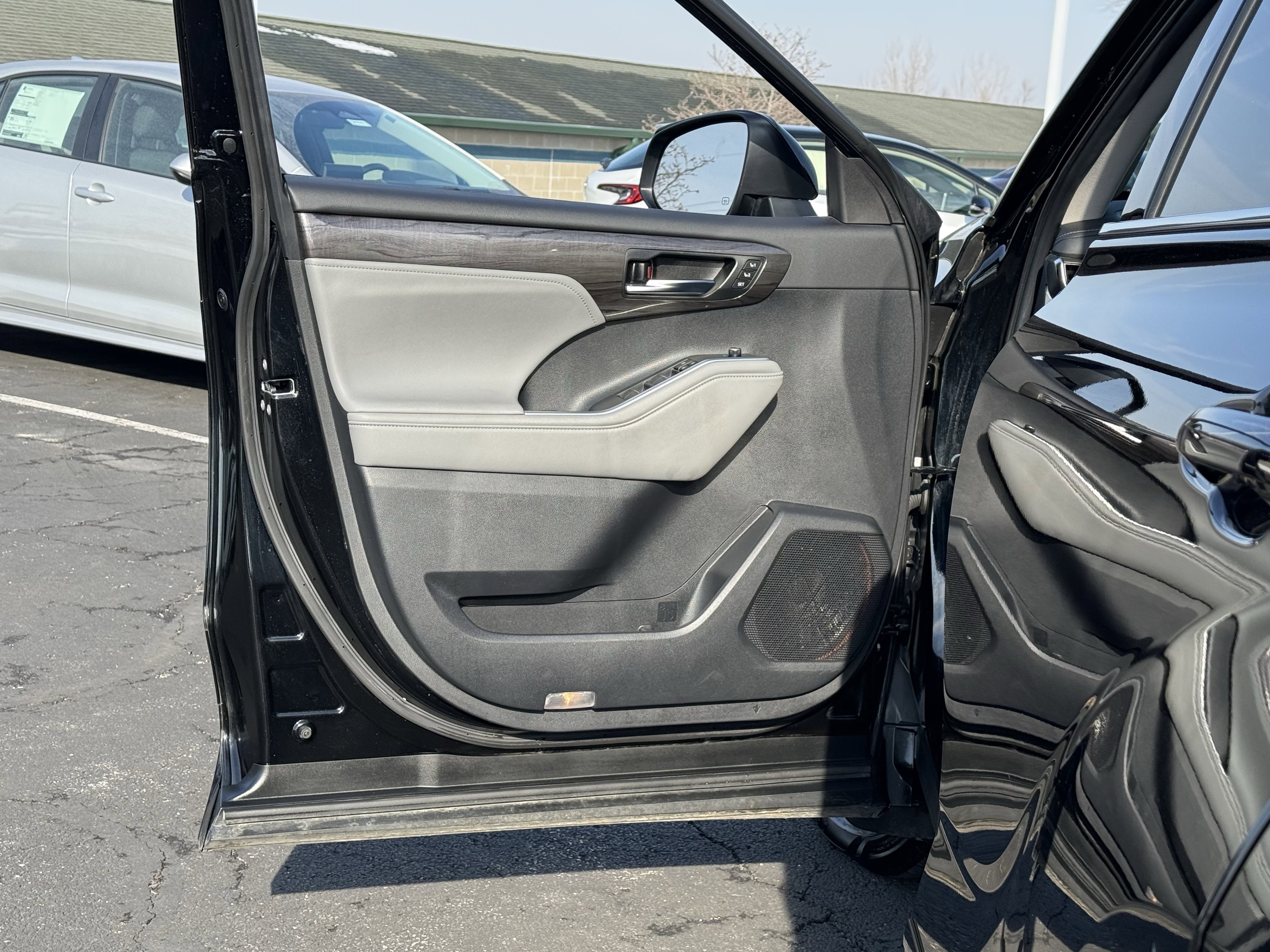 Used 2023 Toyota Highlander Limited image 22