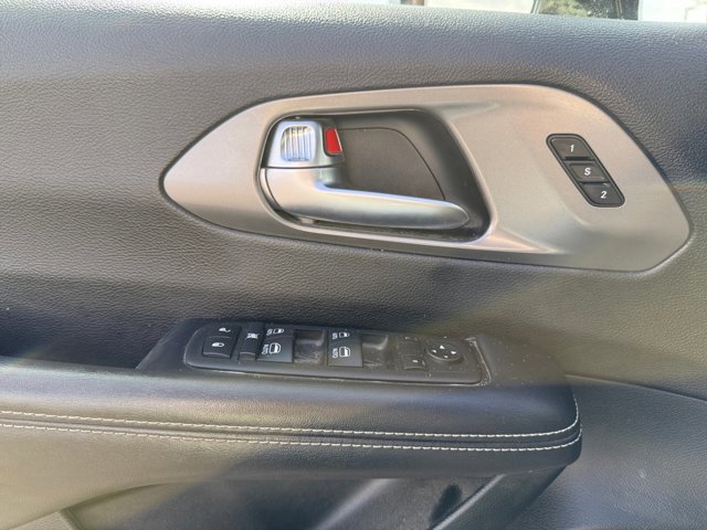 Used 2025 Chrysler Pacifica Select image 21