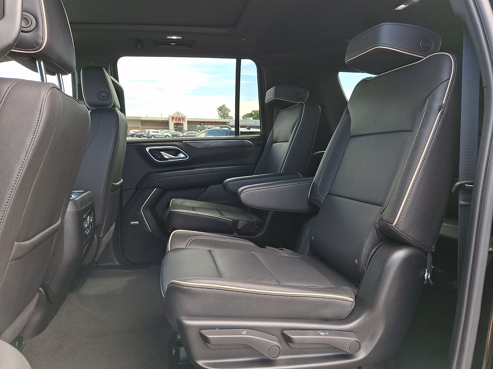 Used 2024 Chevrolet Suburban Premier w/ Premium Package AWD/4WD image 11