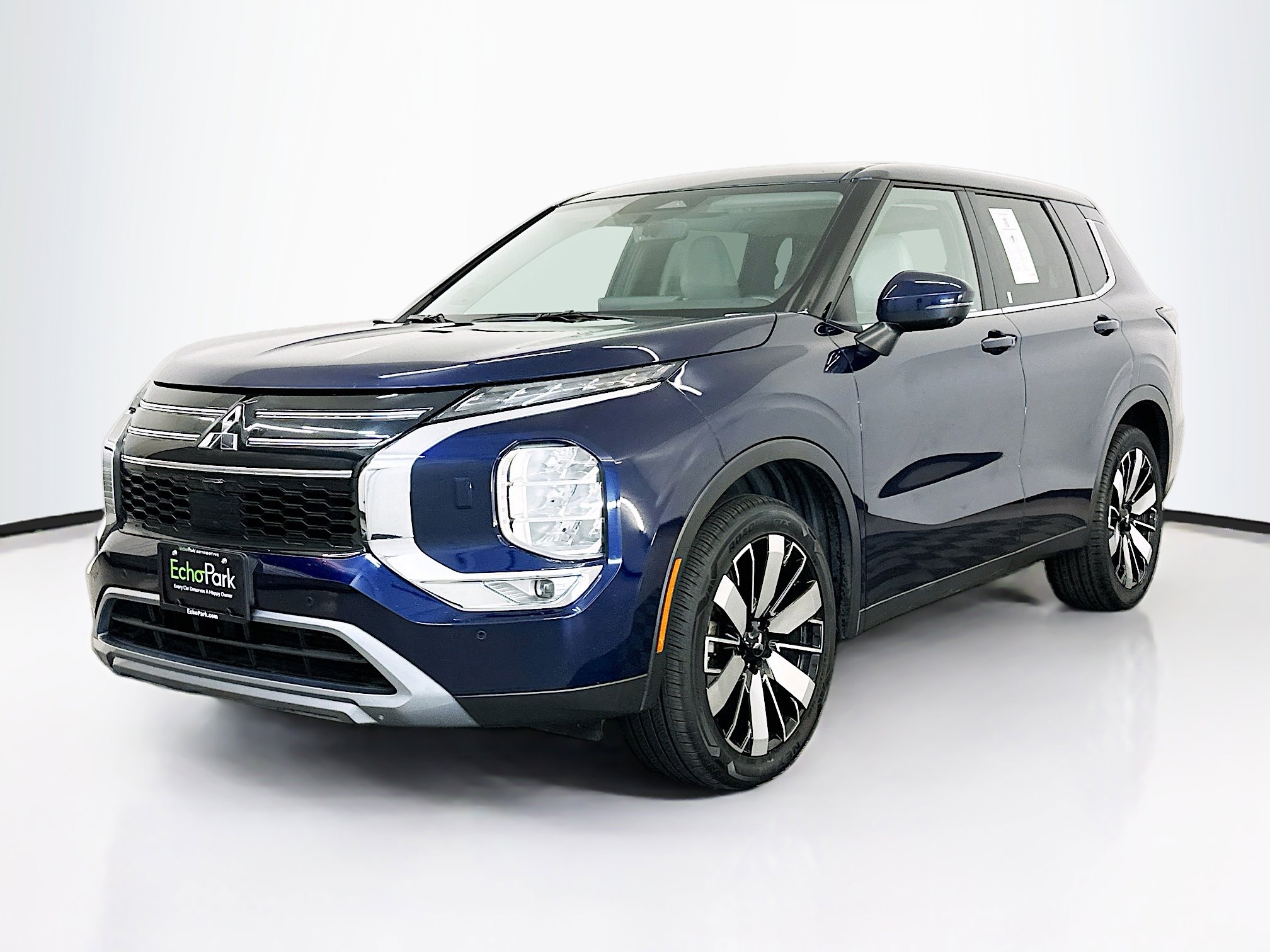 Used 2025 Mitsubishi Outlander SE image 3