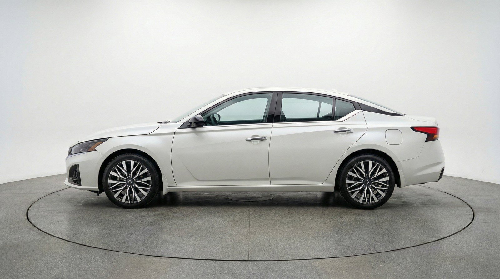 Used 2025 Nissan Altima 2.5 SV FWD image 5