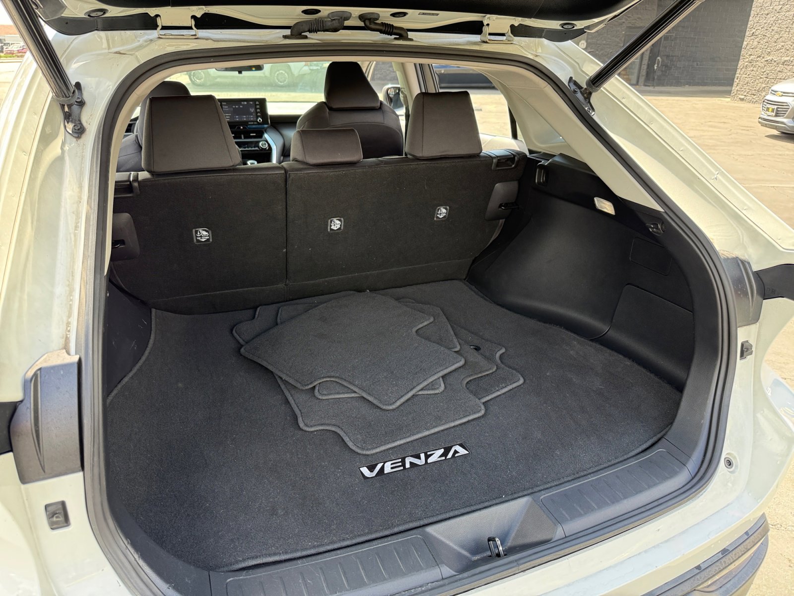 Used 2021 Toyota Venza LE image 21