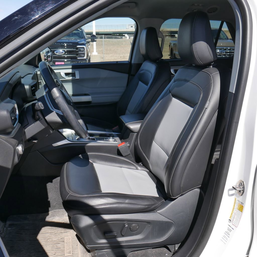 Used 2022 Ford Explorer XLT w/ Equipment Group 202A image 4