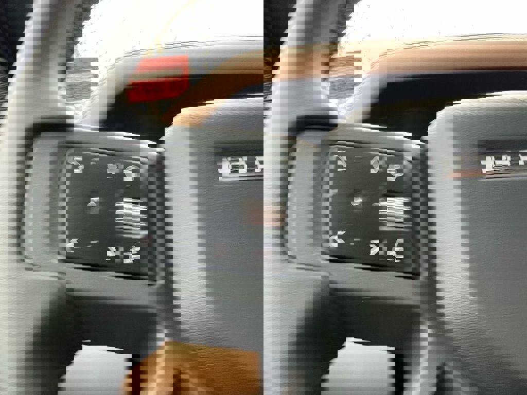 New 2026 Land Rover Defender 110 X-Dynamic SE image 12