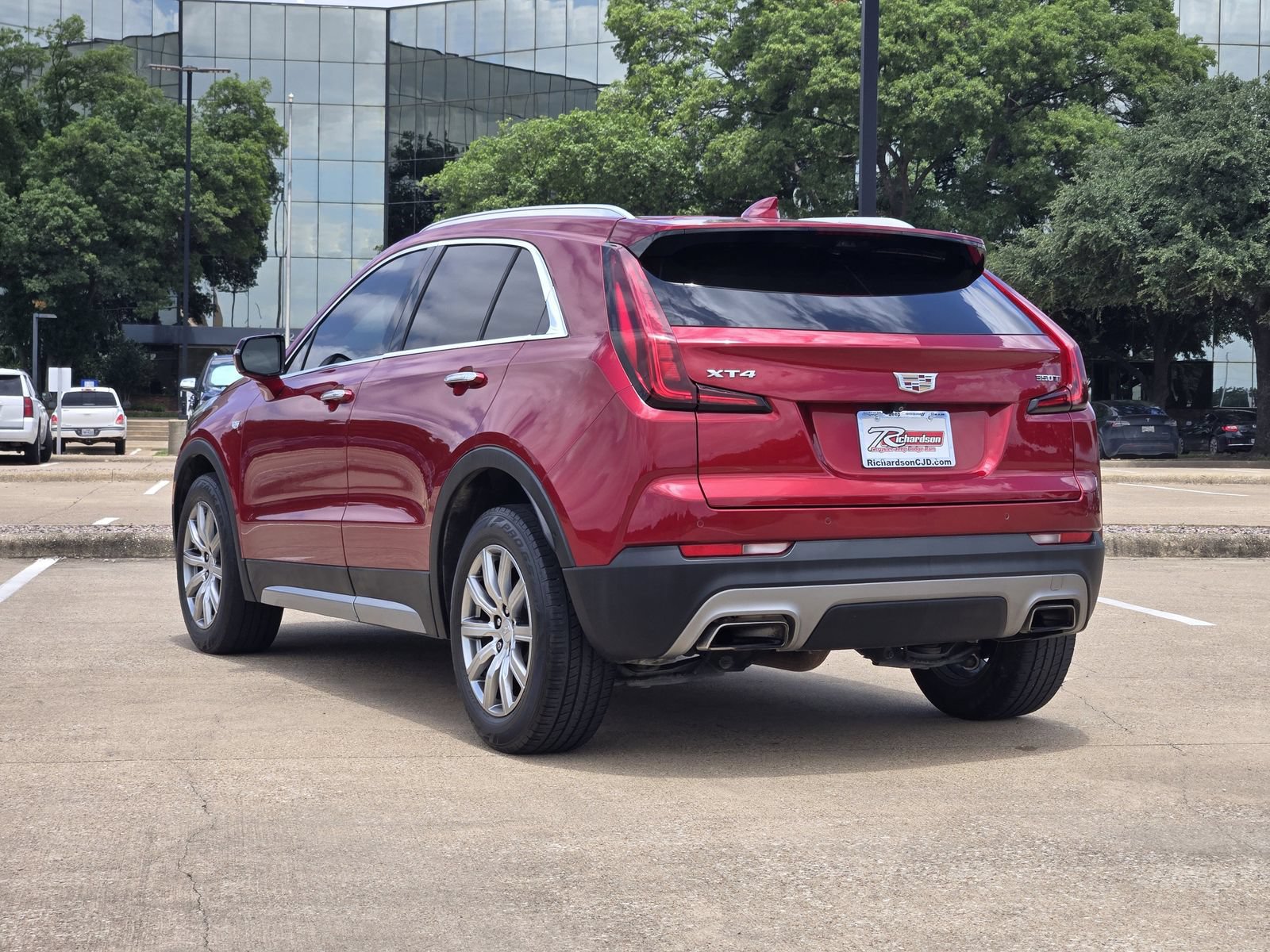 Used 2022 Cadillac XT4 Premium Luxury w/ Enhanced Visibility Package FWD image 4