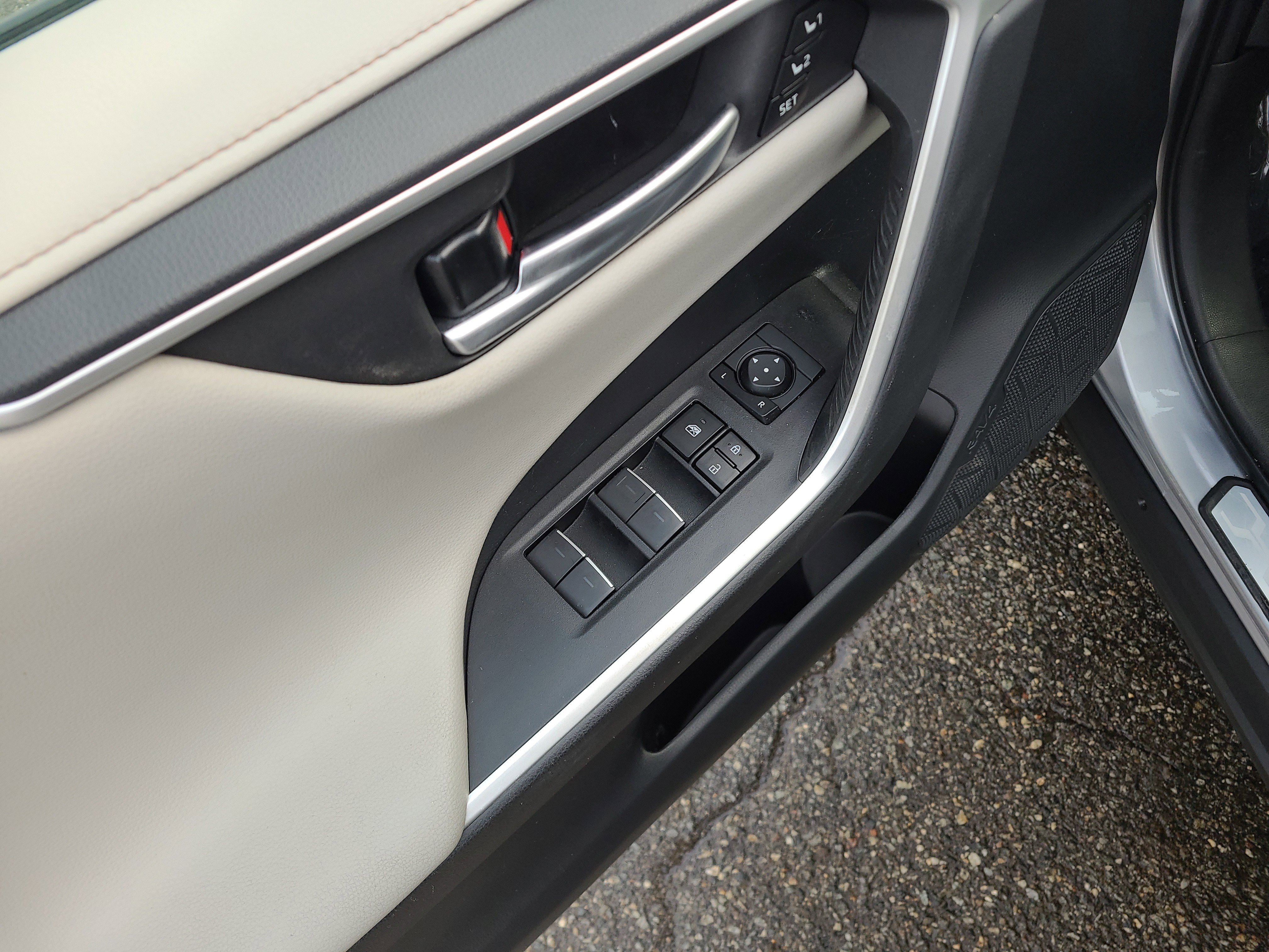 Used 2023 Toyota RAV4 Limited image 14