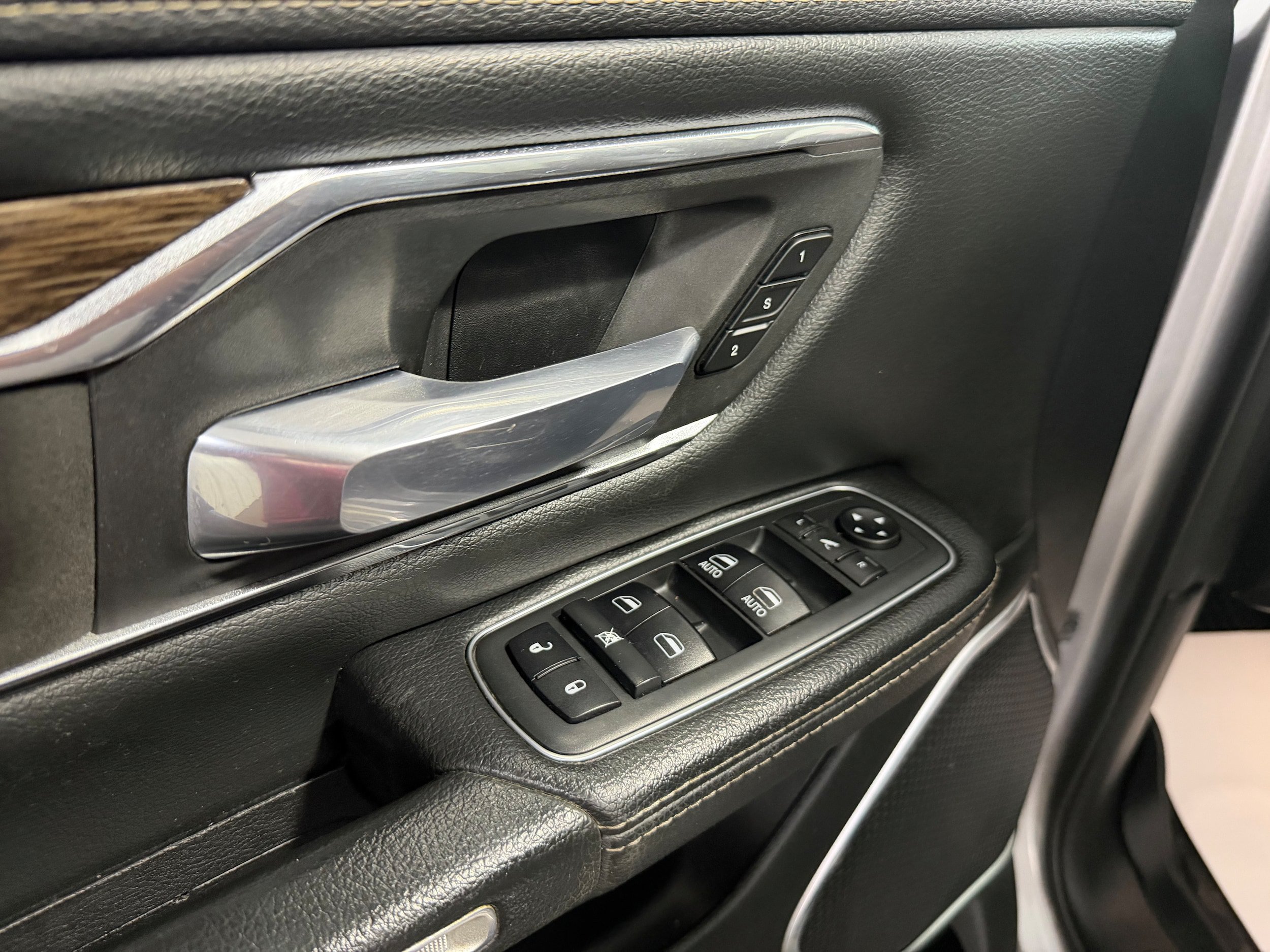 Used 2019 RAM 1500 Laramie AWD/4WD image 9