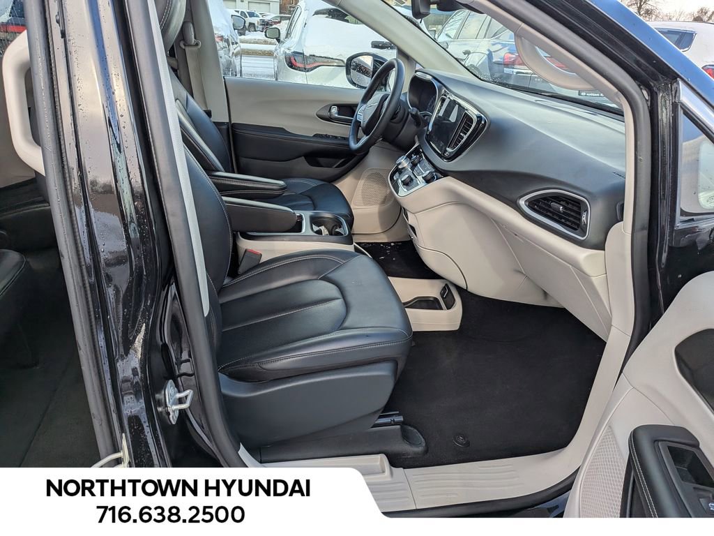 Used 2024 Chrysler Pacifica Touring-L image 38