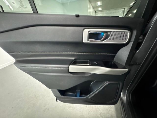 Used 2022 Ford Explorer Limited w/ Equipment Group 301A RWD image 9