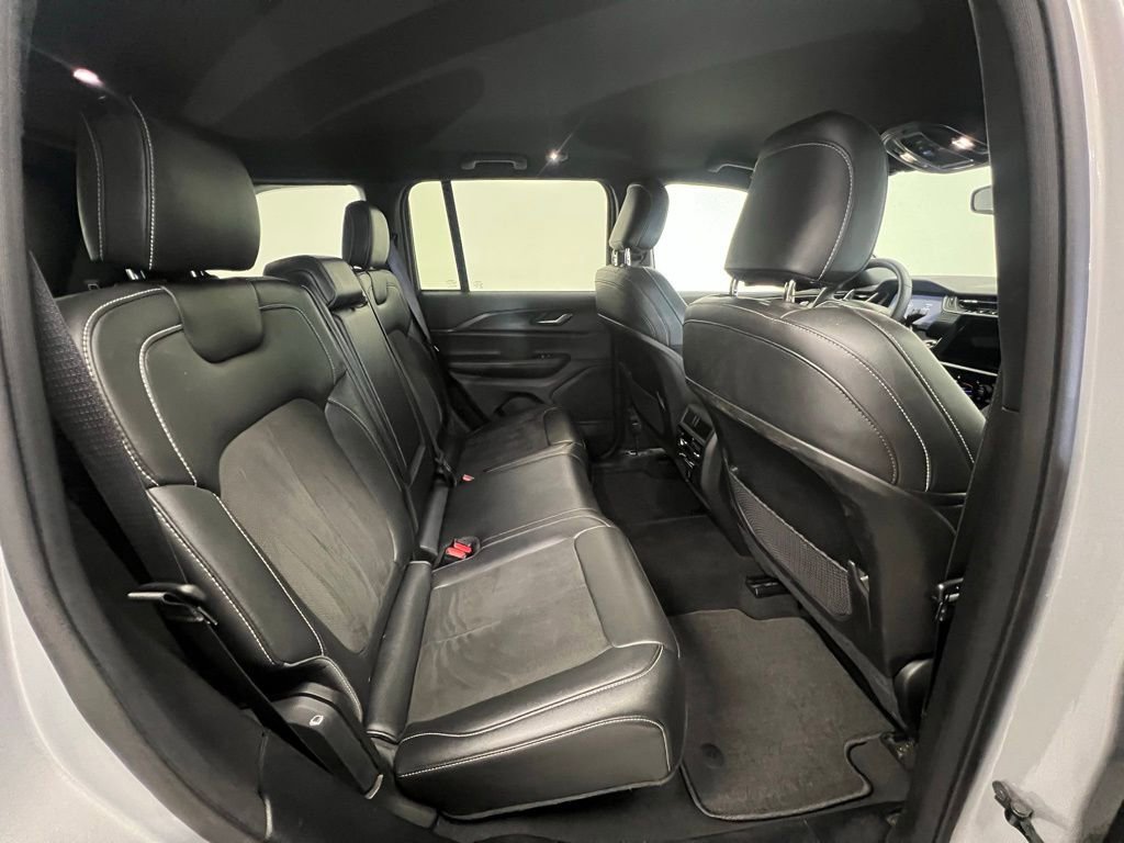 Used 2024 Jeep Grand Cherokee Altitude image 8