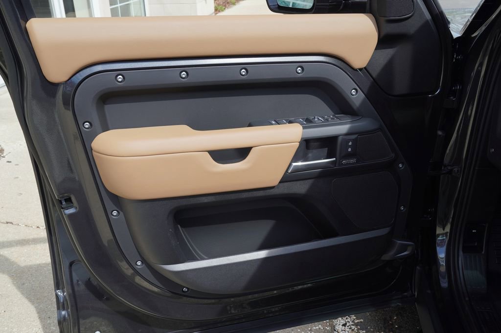 New 2026 Land Rover Defender 130 X-Dynamic SE image 11