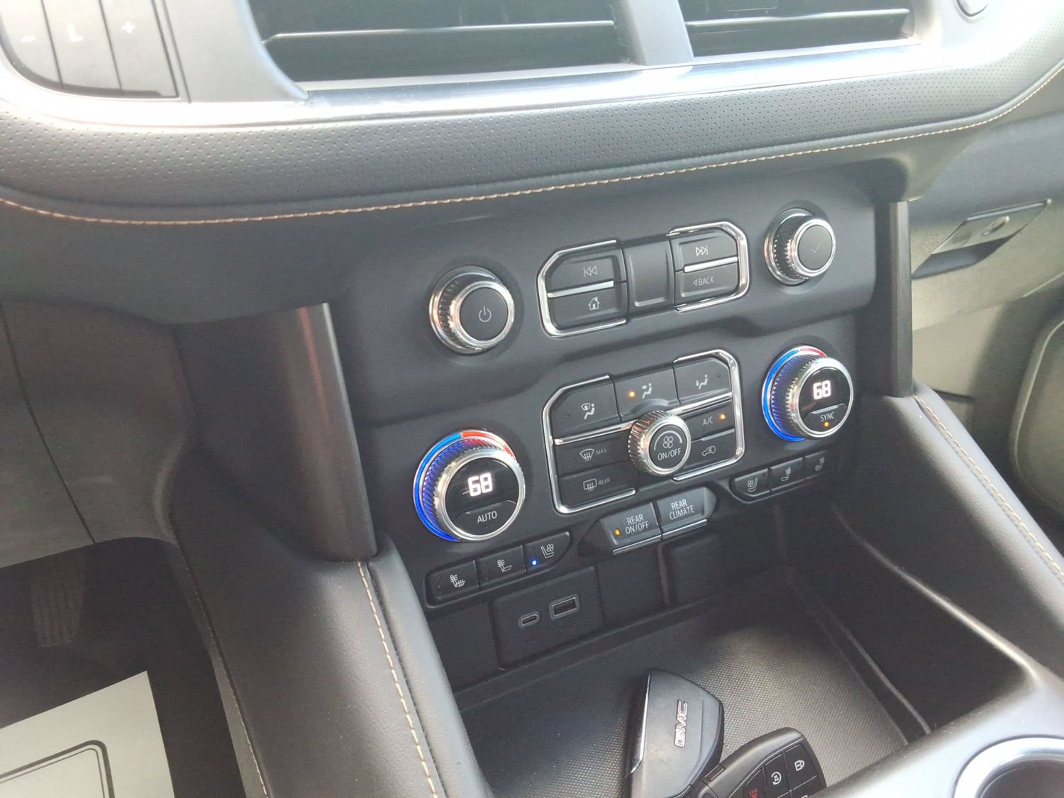 Used 2023 GMC Yukon AT4 w/ AT4 Premium Package AWD/4WD image 17
