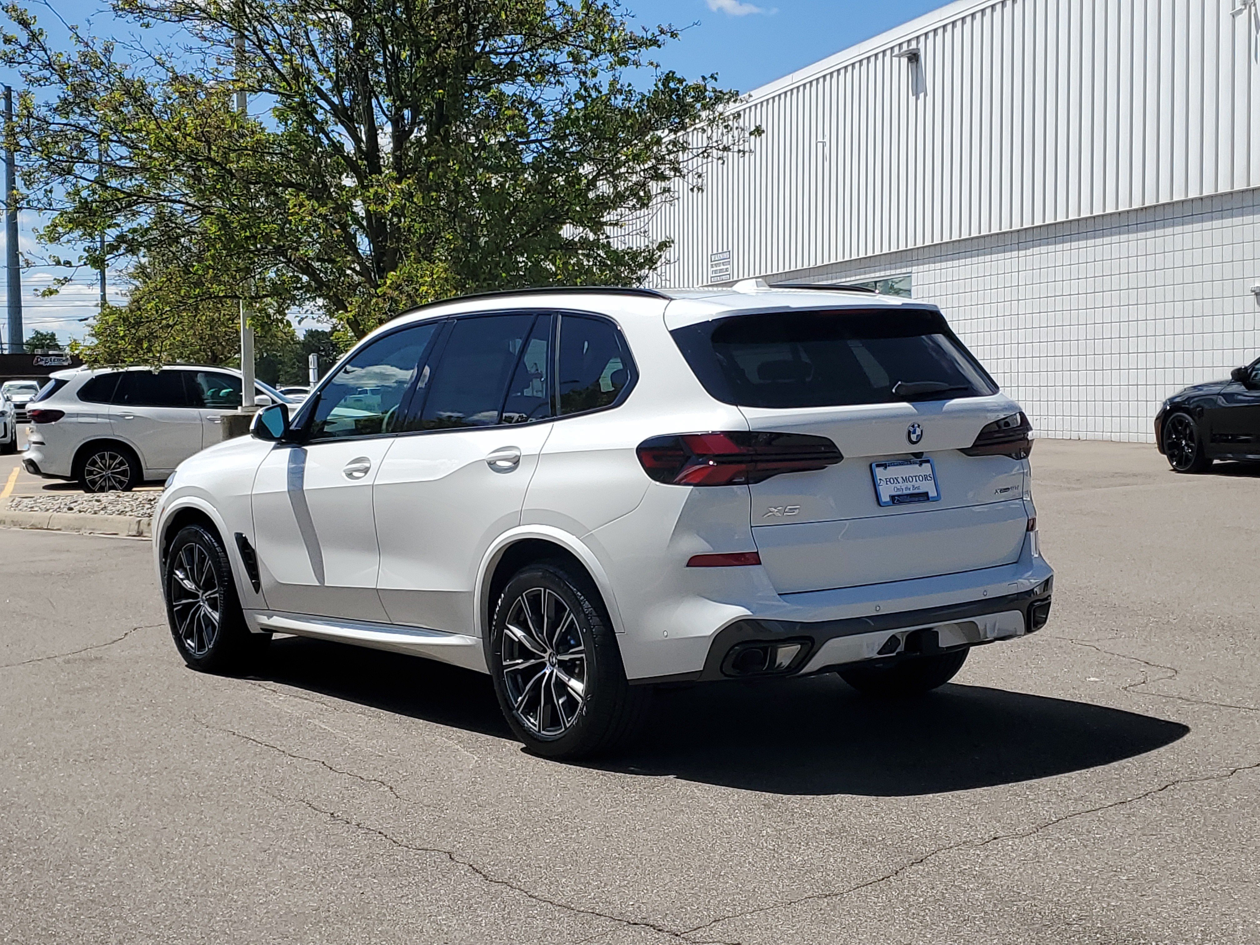 New 2026 BMW X5 xDrive40i w/ M Sport Package AWD/4WD image 2