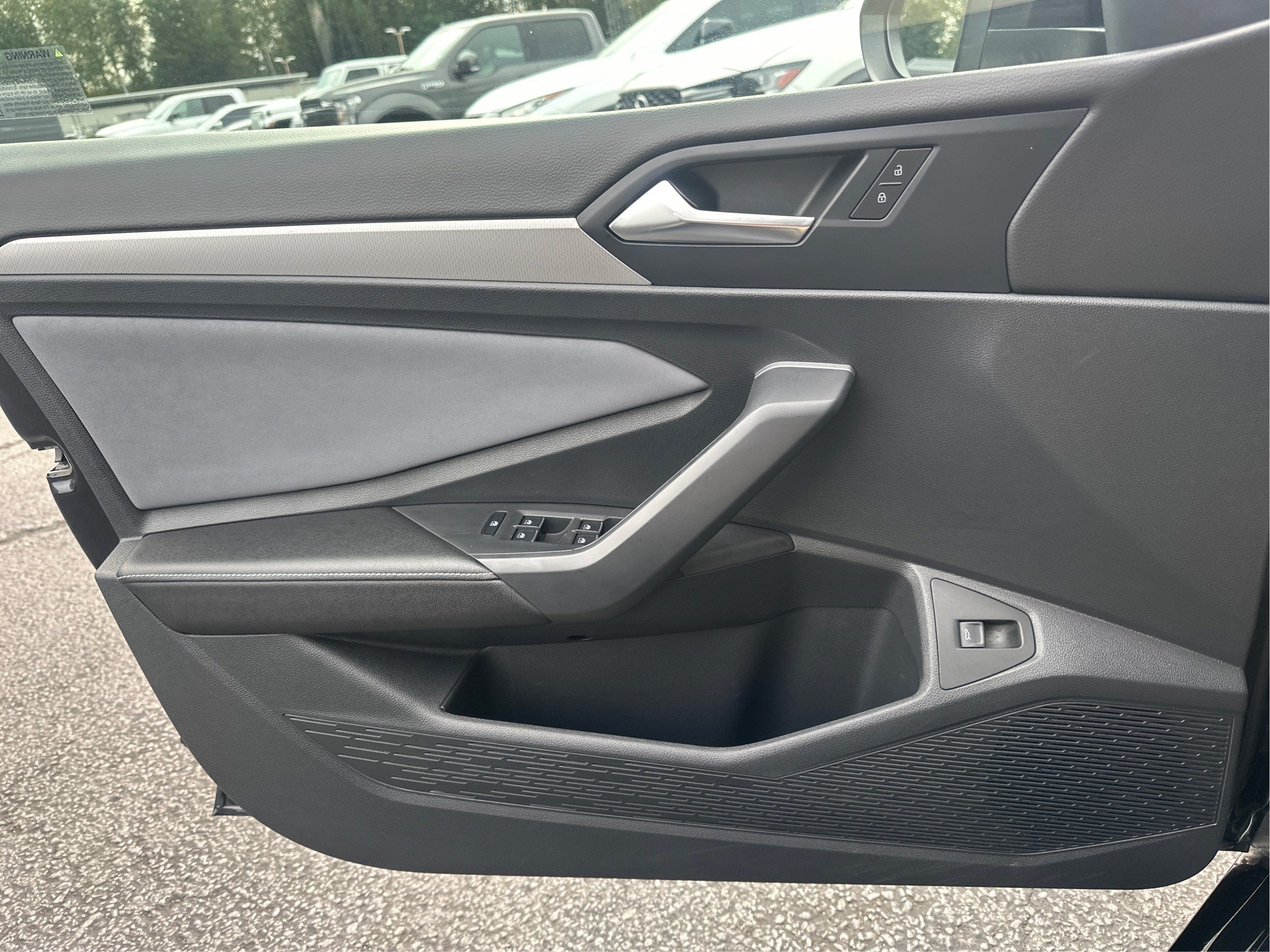 Used 2025 Volkswagen Jetta SE FWD image 21