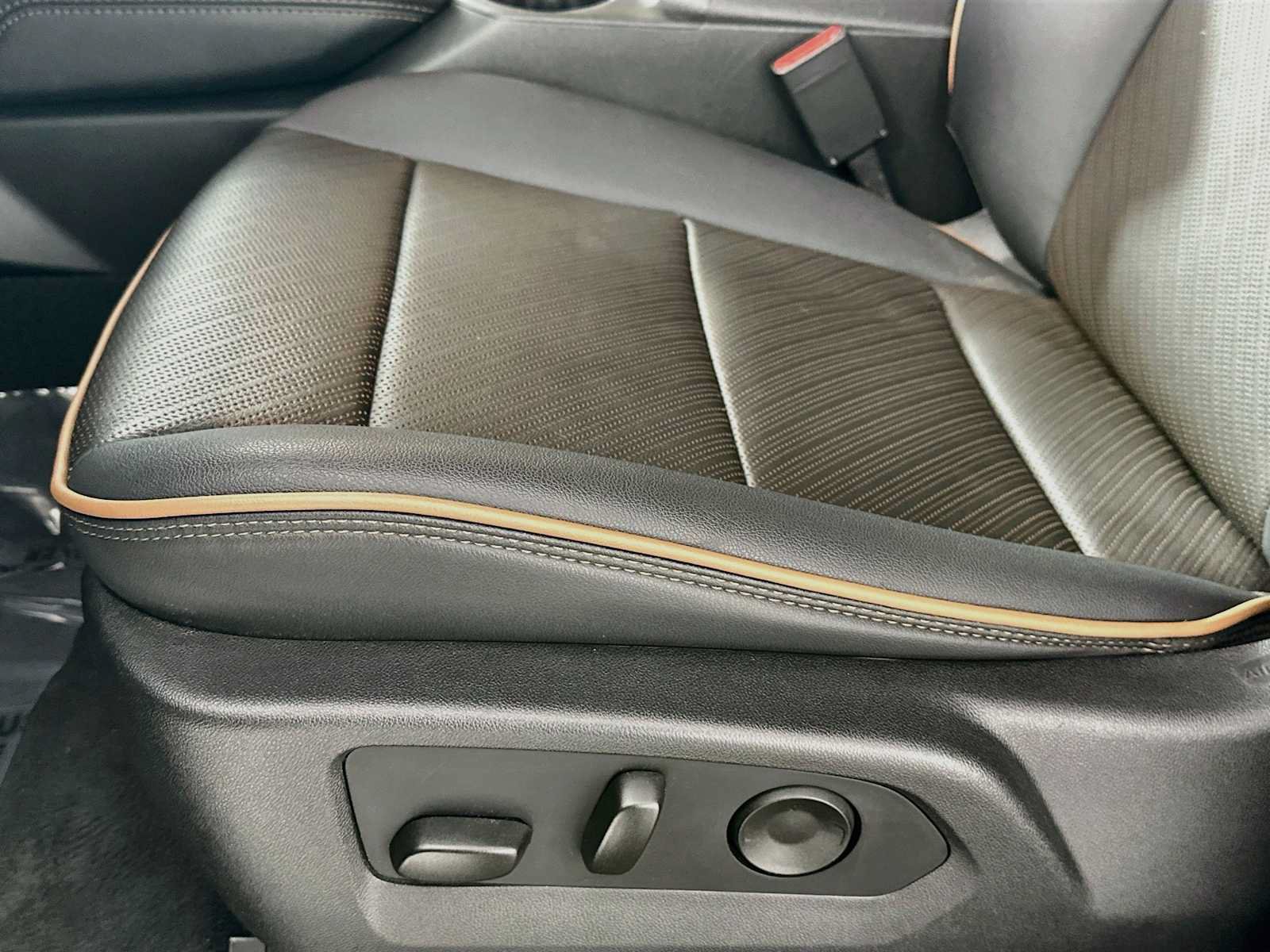 Used 2025 GMC Canyon AT4 w/ AT4 Premium Package AWD/4WD image 18